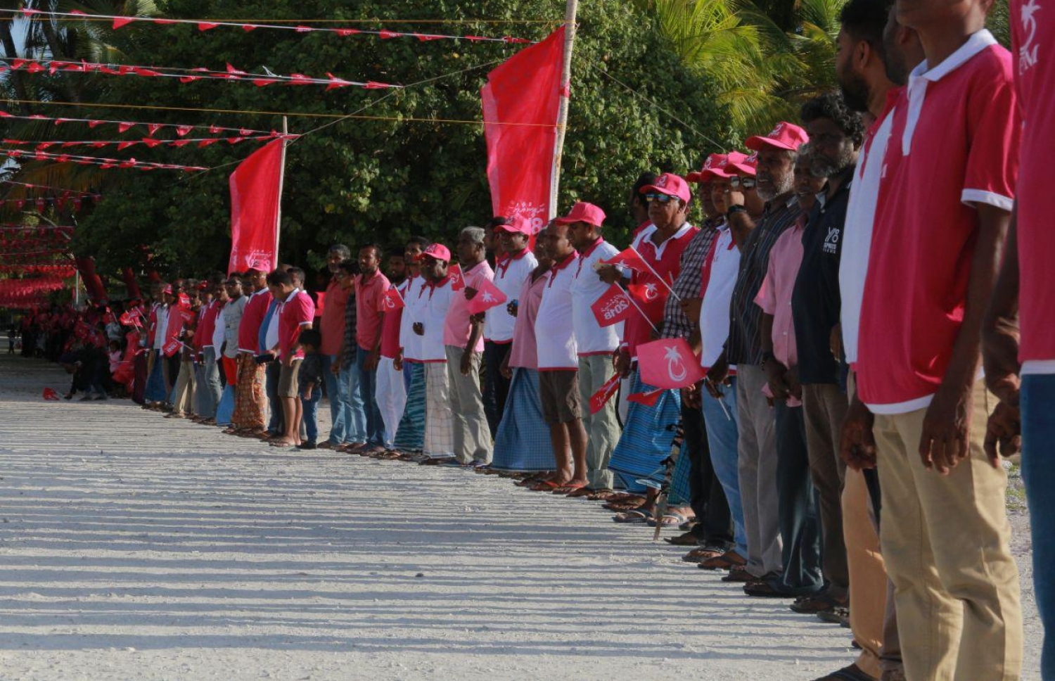 ލ. އަތޮޅު: އޮގަސްޓް 27، 2018- ޕީޕީއެމްގެ ރިޔާސީ ކެންޑިޑޭޓް ރައީސް ޔާމީންގެ ރަނިންމޭޓް ޝަހީމް މި އަތޮޅަށް ކުރައްވަމުން ގެންދަވާ ކެމްޕެއިން ދަތުރުގައި އޭނާ އަށް މަރުހަބާ ދެންނެވުމަށް ސަފު ހަދައިގެން ތިބި، ޕީޕީއެމްގެ ސަޕޯޓަރުންތަކެއް.---ފޮޓޯ: ޝަހީމްގެ ފޭސްބުކް ޕޭޖް