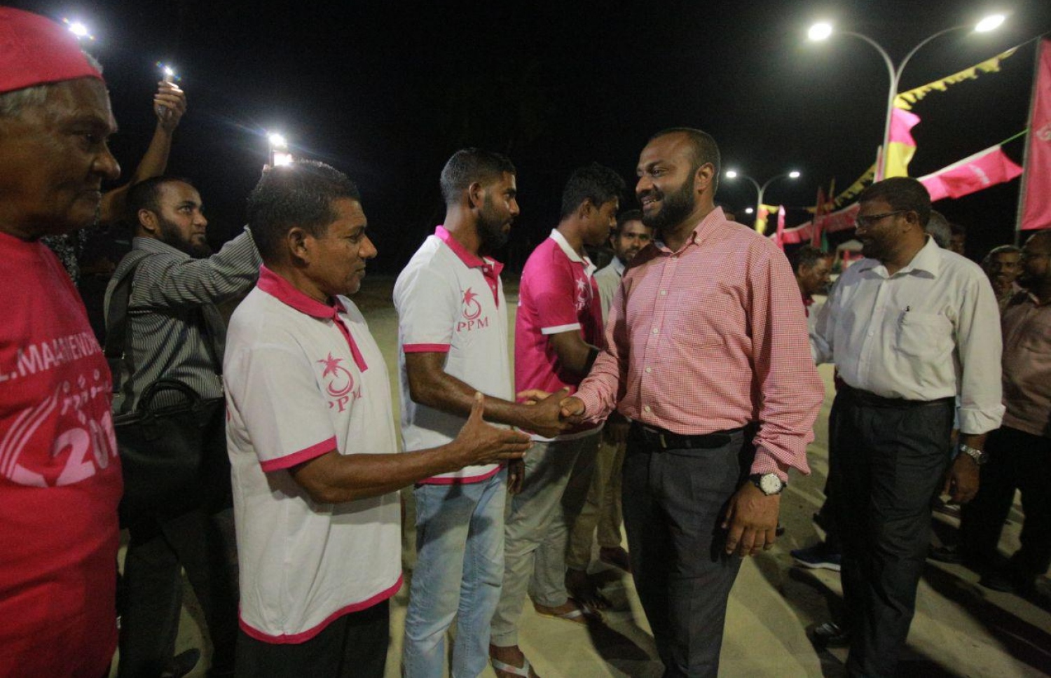 ލ. އަތޮޅު: އޮގަސްޓް 27، 2018- ޕީޕީއެމްގެ ރިޔާސީ ކެންޑިޑޭޓް ރައީސް ޔާމީންގެ ރަނިންމޭޓް ޝަހީމް މި އަތޮޅަށް ކުރައްވަމުން ގެންދަވާ ކެމްޕެއިން ދަތުރުގައި، އޭނާ އަށް މަރުހަބާ ދަަންނަވަން ދިޔަ ބަޔަކާ ސަލާމް ކުރައްވަނީ.---ފޮޓޯ: ޝަހީމްގެ ފޭސްބުކް ޕޭޖް