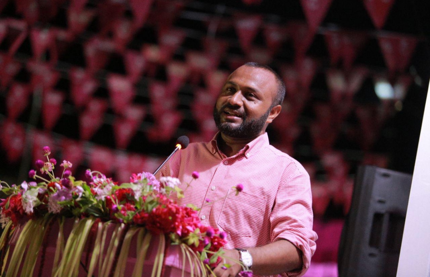 ލ. އަތޮޅު: އޮގަސްޓް 27، 2018- ޕީޕީއެމްގެ ރިޔާސީ ކެންޑިޑޭޓް ރައީސް ޔާމީންގެ ރަނިންމޭޓް ޝަހީމް މި އަތޮޅަށް ކުރައްވަމުން ގެންދަވާ ކެމްޕެއިން ދަތުރުގައި ބޭއްވެވި ޖަލްސާއެއްގައި ވާހަކަ ދައްކަވަނީ.---ފޮޓޯ: ޝަހީމްގެ ފޭސްބުކް ޕޭޖް