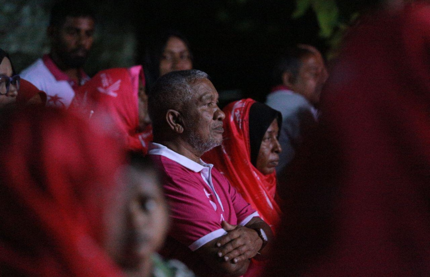 ލ. އަތޮޅު: އޮގަސްޓް 27، 2018- ޕީޕީއެމްގެ ރިޔާސީ ކެންޑިޑޭޓް ރައީސް ޔާމީންގެ ރަނިންމޭޓް ޝަހީމް މި އަތޮޅަށް ކުރައްވަމުން ގެންދަވާ ކެމްޕެއިން ދަތުރުގައި ބޭއްވެވި ޖަލްސާގައި ބައިވެރިވި ބައެއް މީހުން.---ފޮޓޯ: ޝަހީމްގެ ފޭސްބުކް ޕޭޖް