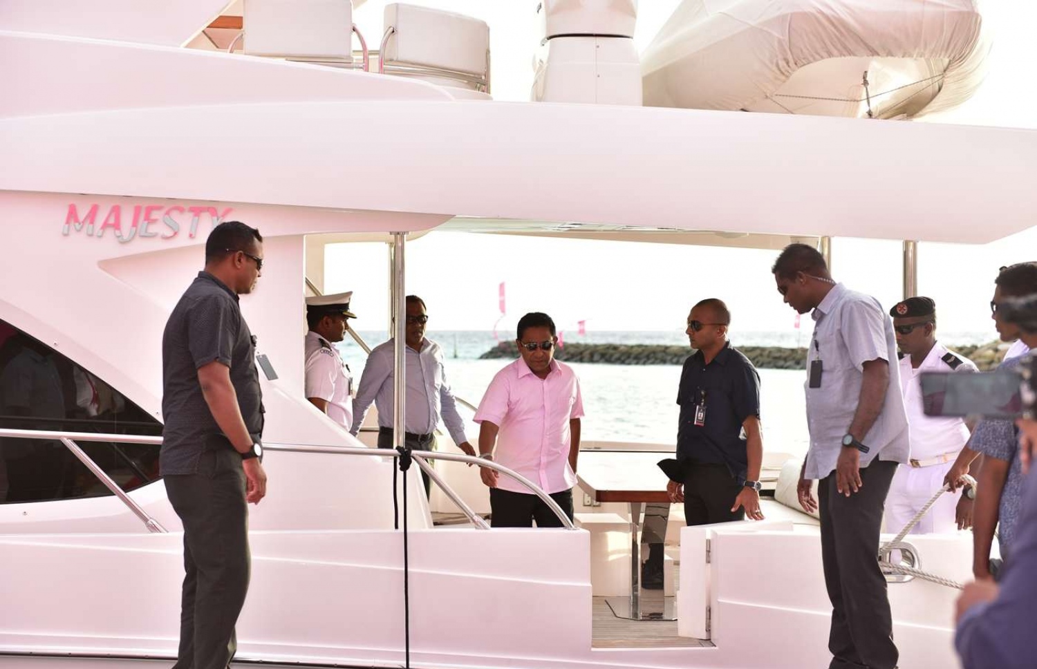 ރ. ދުވާފަރު: އޮގަސްޓް 27، 2019- މި އަހަރުގެ ރިޔާސީ އިންތިޚާބުގެ ކެމްޕެއިނަށް ޕީޕީއެމްގެ ކެންޑިޑޭޓުގެ ހައިސިއްޔަތުން ރައީސް ޔާމީން ލޯންޗުކޮޅުން މި ރަށަށް ފައިބައިވަޑައިގަންނަވަނީ.---ފޮޓޯ: ރައީސް އޮފީސް