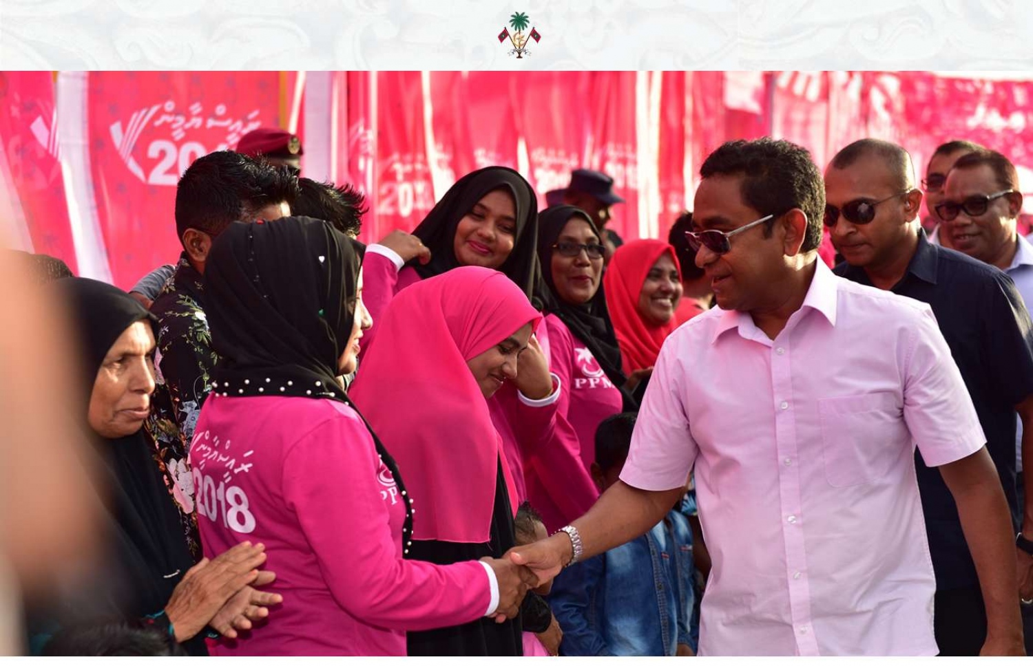 ރ. ދުވާފަރު: އޮގަސްޓް 27، 2019- މި އަހަރުގެ ރިޔާސީ އިންތިޚާބުގެ ކެމްޕެއިނަށް ޕީޕީއެމްގެ ކެންޑިޑޭޓުގެ ހައިސިއްޔަތުން ރައީސް ޔާމީން މި ރަށަށް ވަޑައިގަތުމުން، އެމަނިކުފާނަށް މަރުހަބާ ދެންނެވުމަށް އެއްވި ބަޔަކާ ސަލާމް ކުރައްވަނީ: އެމަނިކުފާނު ދުވާފަރަށް ވަޑައިގަތުމުން، ރަށުގެ ގިނަ ބަޔަކު އުފަލުން ފޯރި ނެގި.---ފޮޓޯ: ރައީސް އޮފީސް