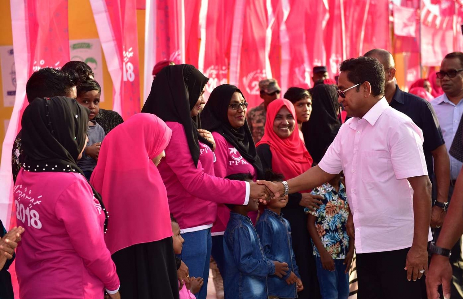 ރ. ދުވާފަރު: އޮގަސްޓް 27، 2019- މި އަހަރުގެ ރިޔާސީ އިންތިޚާބުގެ ކެމްޕެއިނަށް ޕީޕީއެމްގެ ކެންޑިޑޭޓުގެ ހައިސިއްޔަތުން ރައީސް ޔާމީން މި ރަށަށް ވަޑައިގަތުމުން، އެމަނިކުފާނަށް މަރުހަބާ ދެންނެވުމަށް އެއްވި ބަޔަކާ ސަލާމް ކުރައްވަނީ: އެމަނިކުފާނު ދުވާފަރަށް ވަޑައިގަތުމުން، ރަށުގެ ގިނަ ބަޔަކު އުފަލުން ފޯރި ނެގި.---ފޮޓޯ: ރައީސް އޮފީސް