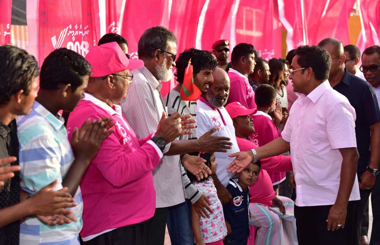 ރ. ދުވާފަރު: އޮގަސްޓް 27، 2019- މި އަހަރުގެ ރިޔާސީ އިންތިޚާބުގެ ކެމްޕެއިނަށް ޕީޕީއެމްގެ ކެންޑިޑޭޓުގެ ހައިސިއްޔަތުން ރައީސް ޔާމީން މި ރަށަށް ވަޑައިގަތުމުން، އެމަނިކުފާނަށް މަރުހަބާ ދެންނެވުމަށް އެއްވި ބަޔަކާ ސަލާމް ކުރައްވަނީ: އެމަނިކުފާނު ދުވާފަރަށް ވަޑައިގަތުމުން، ރަށުގެ ގިނަ ބަޔަކު އުފަލުން ފޯރި ނެގި.---ފޮޓޯ: ރައީސް އޮފީސް