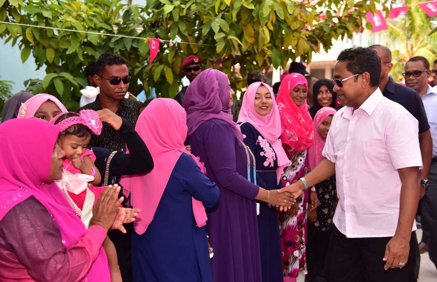 ރ. ދުވާފަރު: އޮގަސްޓް 27، 2019- މި އަހަރުގެ ރިޔާސީ އިންތިޚާބުގެ ކެމްޕެއިނަށް ޕީޕީއެމްގެ ކެންޑިޑޭޓުގެ ހައިސިއްޔަތުން ރައީސް ޔާމީން މި ރަށަށް ވަޑައިގަތުމުން، އެމަނިކުފާނަށް މަރުހަބާ ދެންނެވުމަށް އެއްވި ބަޔަކާ ސަލާމް ކުރައްވަނީ: އެމަނިކުފާނު ދުވާފަރަށް ވަޑައިގަތުމުން، ރަށުގެ ގިނަ ބަޔަކު އުފަލުން ފޯރި ނެގި.---ފޮޓޯ: ރައީސް އޮފީސް