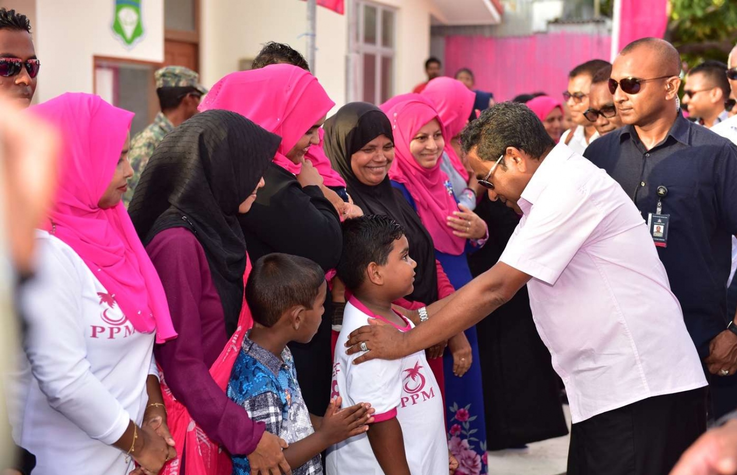 ރ. ދުވާފަރު: އޮގަސްޓް 27، 2019- މި އަހަރުގެ ރިޔާސީ އިންތިޚާބުގެ ކެމްޕެއިނަށް ޕީޕީއެމްގެ ކެންޑިޑޭޓުގެ ހައިސިއްޔަތުން ރައީސް ޔާމީން މި ރަށަށް ވަޑައިގެން ކުޑަކުއްޖަކާ ވާހަކަފުޅު ދައްކަވަނީ: އެމަނިކުފާނު ދުވާފަރަށް ވަޑައިގަތުމުން، ރަށުގެ ގިނަ ބަޔަކު އުފަލުން ފޯރި ނެގި.---ފޮޓޯ: ރައީސް އޮފީސް