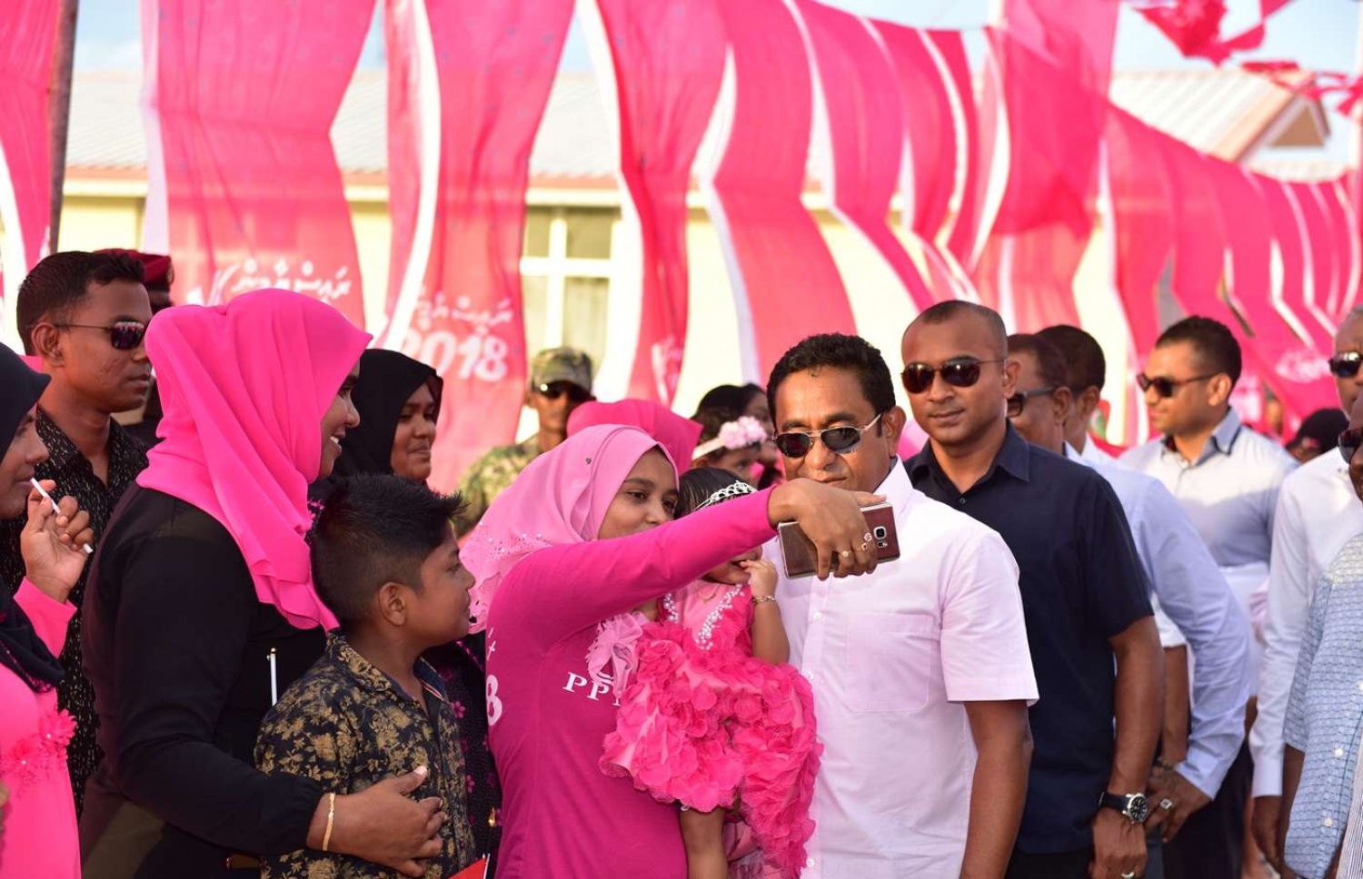 ރ. ދުވާފަރު: އޮގަސްޓް 27، 2019- މި އަހަރުގެ ރިޔާސީ އިންތިޚާބުގެ ކެމްޕެއިނަށް ޕީޕީއެމްގެ ކެންޑިޑޭޓުގެ ހައިސިއްޔަތުން ރައީސް ޔާމީން މި ރަށަށް ވަޑައިގަތުމުން، އެމަނިކުފާނަށް މަރުހަބާ ދެންނެވުމަށް އެއްވި މީހަކާ އެކު ސެލްފީއެއް ނަންގަވަނީ: އެމަނިކުފާނު ދުވާފަރަށް ވަޑައިގަތުމުން، ރަށުގެ ގިނަ ބަޔަކު އުފަލުން ފޯރި ނެގި.---ފޮޓޯ: ރައީސް އޮފީސް