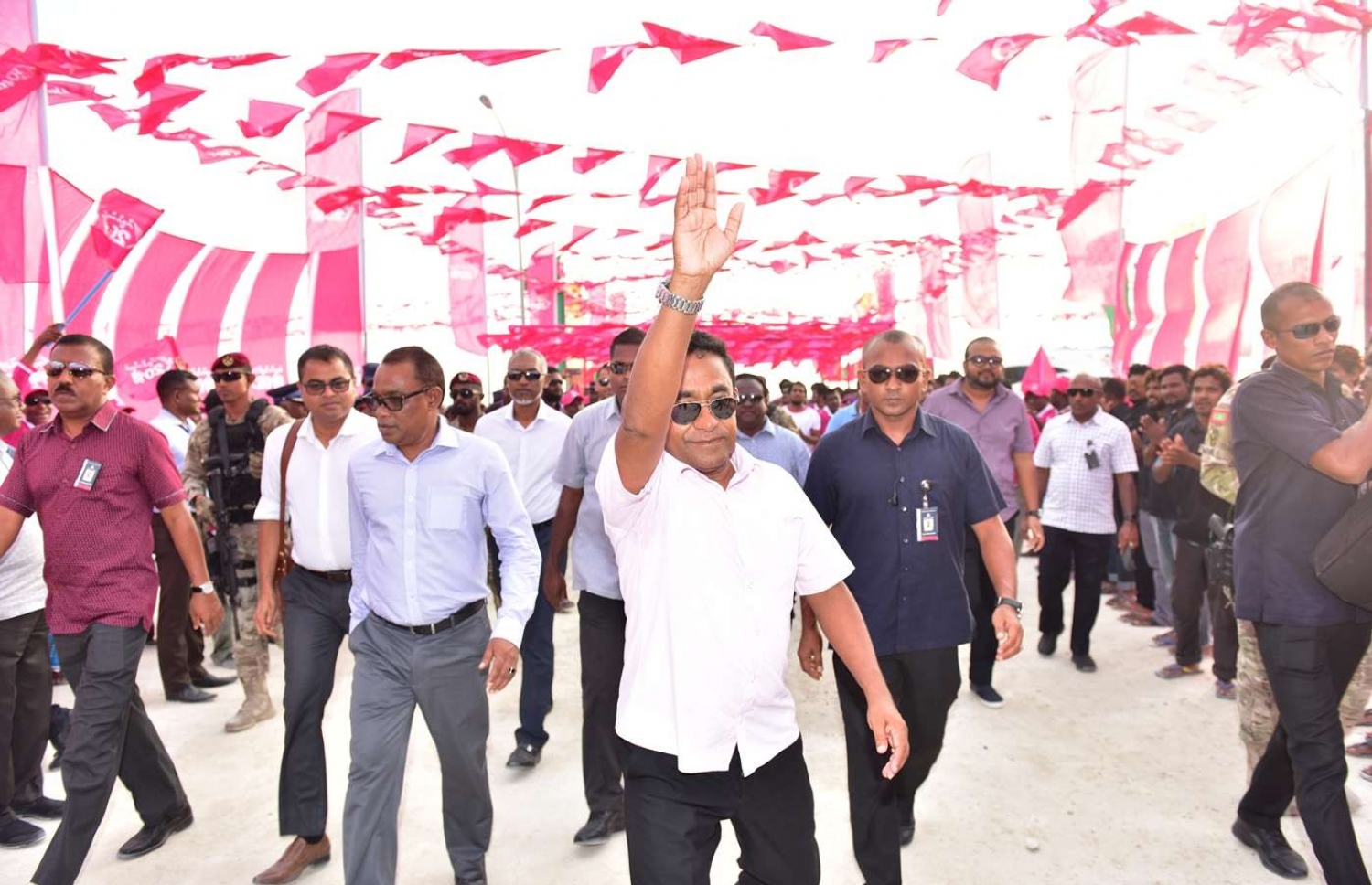 ރ. ދުވާފަރު: އޮގަސްޓް 27، 2019- މި އަހަރުގެ ރިޔާސީ އިންތިޚާބުގެ ކެމްޕެއިނަށް ޕީޕީއެމްގެ ކެންޑިޑޭޓުގެ ހައިސިއްޔަތުން ރައީސް ޔާމީން މި ރަށަށް ވަޑައިގަތުމުން، އެމަނިކުފާނަށް މަރުހަބާ ދެންނެވުމަށް ސަޕޯޓަރުން ނެގި ފޯރީގައި ރައީސް ޔާމީން ވެސް ބައިވެރިވެވަޑައިގަންނަވަނީ.---ފޮޓޯ: ރައީސް އޮފީސް