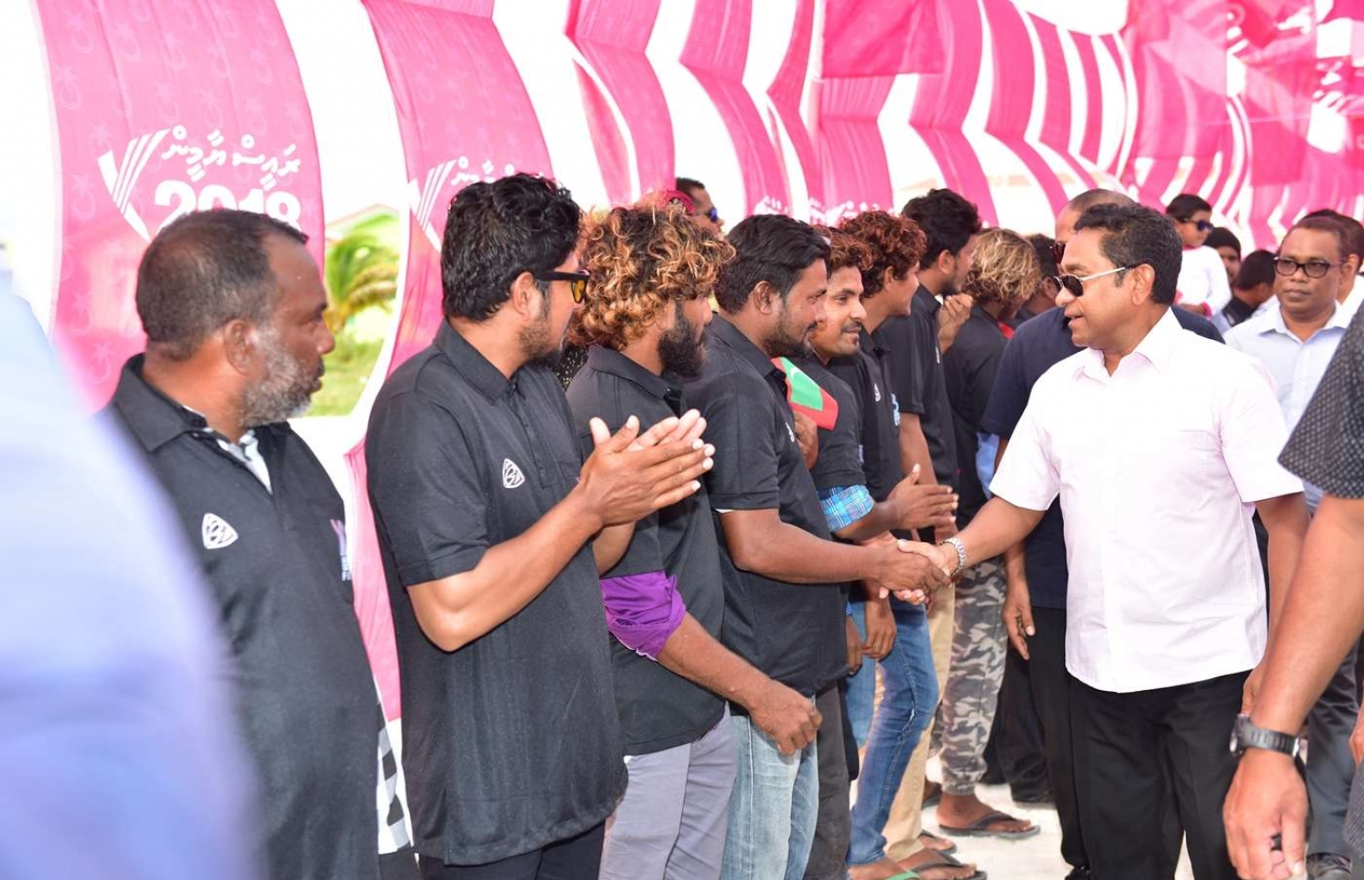 ރ. ދުވާފަރު: އޮގަސްޓް 27، 2019- މި އަހަރުގެ ރިޔާސީ އިންތިޚާބުގެ ކެމްޕެއިނަށް ޕީޕީއެމްގެ ކެންޑިޑޭޓުގެ ހައިސިއްޔަތުން ރައީސް ޔާމީން މި ރަށަށް ވަޑައިގަތުމުން، އެމަނިކުފާނަށް މަރުހަބާ ދެންނެވުމަށް އެއްވި ޒުވާނުންތަކަކާ ސަލާމް ކުރައްވަނީ: އެމަނިކުފާނު ދުވާފަރަށް ވަޑައިގަތުމުން، ރަށުގެ ގިނަ ބަޔަކު އުފަލުން ފޯރި ނެގި.---ފޮޓޯ: ރައީސް އޮފީސް