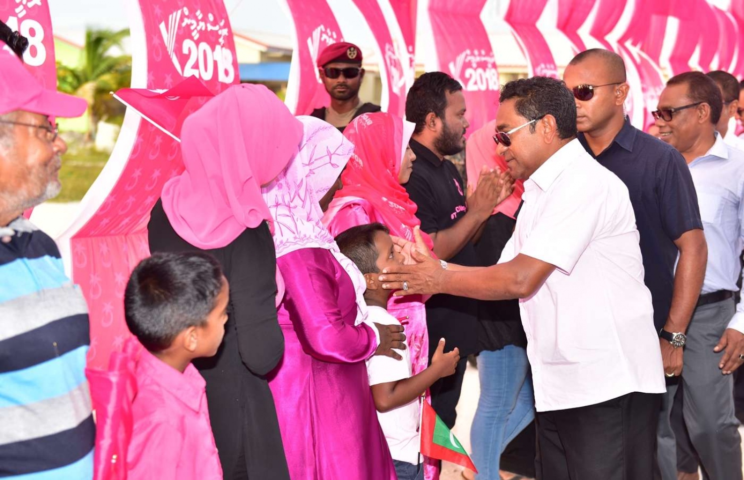ރ. ދުވާފަރު: އޮގަސްޓް 27، 2019- މި އަހަރުގެ ރިޔާސީ އިންތިޚާބުގެ ކެމްޕެއިނަށް ޕީޕީއެމްގެ ކެންޑިޑޭޓުގެ ހައިސިއްޔަތުން ރައީސް ޔާމީން މި ރަށަށް ވަޑައިގެން ކުޑަކުއްޖަކާ ވާހަކަފުޅު ދައްކަވަނީ: އެމަނިކުފާނު ދުވާފަރަށް ވަޑައިގަތުމުން، ރަށުގެ ގިނަ ބަޔަކު އުފަލުން ފޯރި ނެގި.---ފޮޓޯ: ރައީސް އޮފީސް