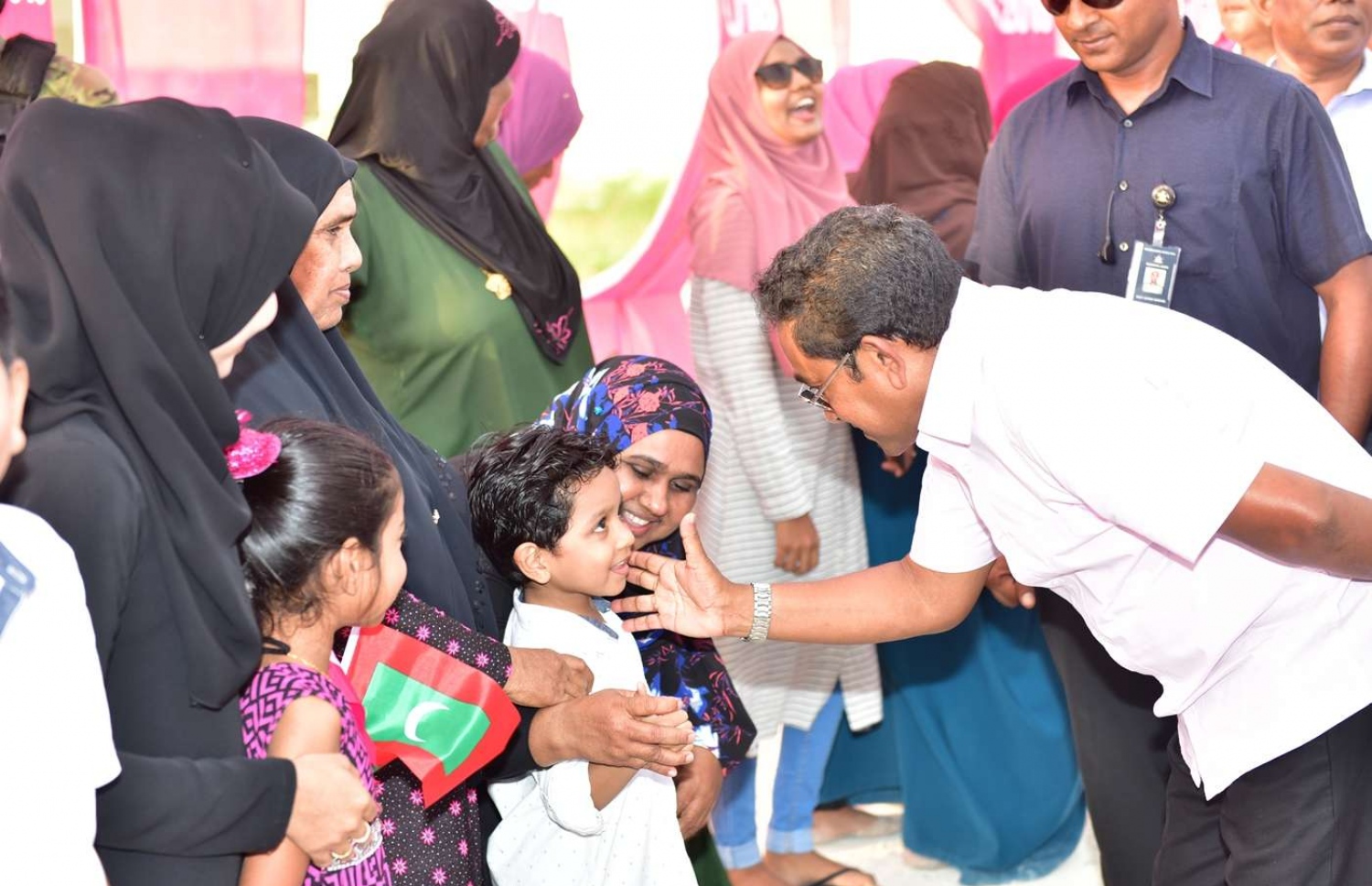 ރ. ދުވާފަރު: އޮގަސްޓް 27، 2019- މި އަހަރުގެ ރިޔާސީ އިންތިޚާބުގެ ކެމްޕެއިނަށް ޕީޕީއެމްގެ ކެންޑިޑޭޓުގެ ހައިސިއްޔަތުން ރައީސް ޔާމީން މި ރަށަށް ވަޑައިގެން ކުޑަކުއްޖަކާ ވާހަކަފުޅު ދައްކަވަނީ: އެމަނިކުފާނު ދުވާފަރަށް ވަޑައިގަތުމުން، ރަށުގެ ގިނަ ބަޔަކު އުފަލުން ފޯރި ނެގި.---ފޮޓޯ: ރައީސް އޮފީސް