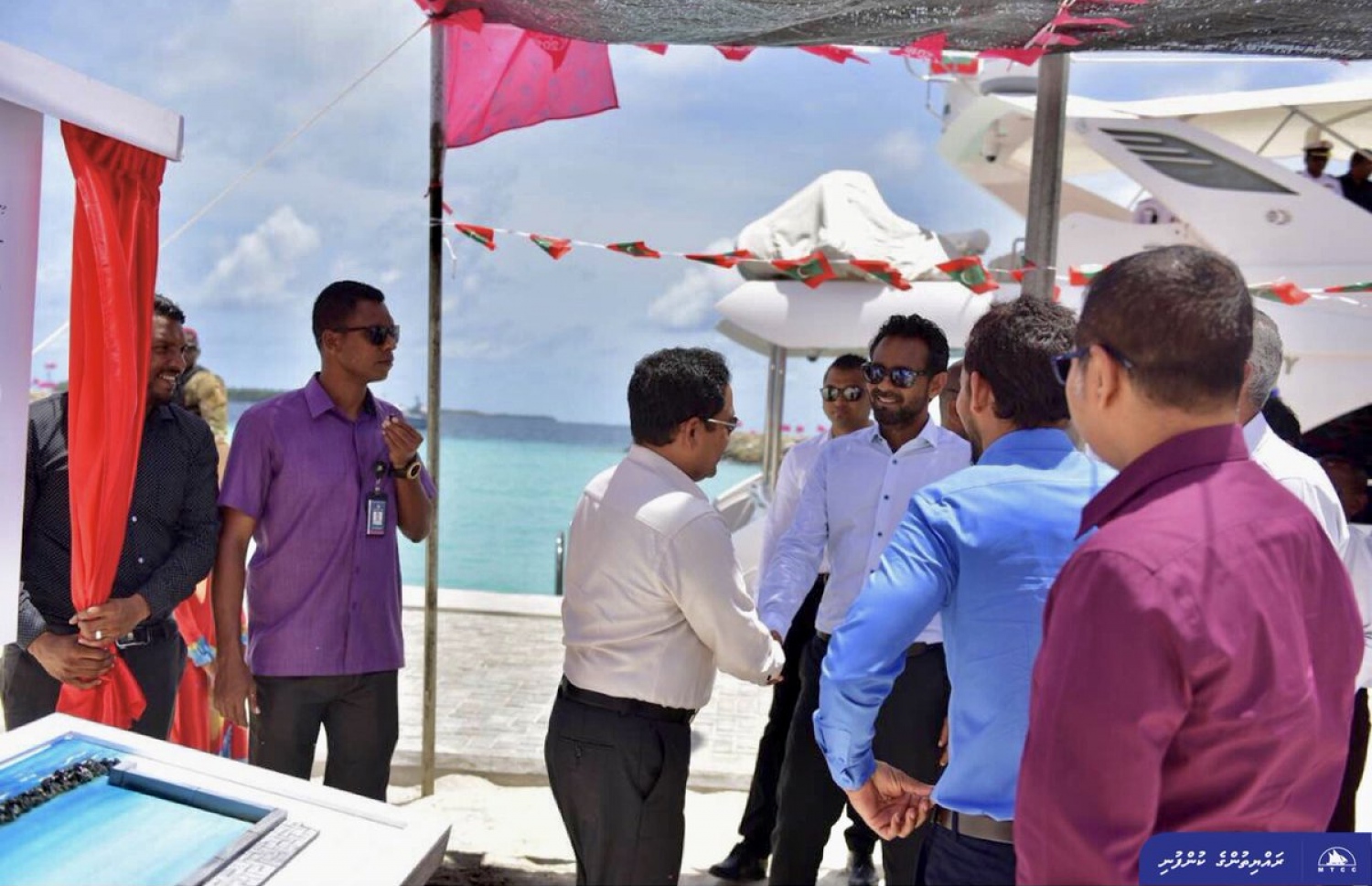 ރައީސް ޔާމީން މިއަދު ރ. އިނގުރައިދޫ ބަނދަރު ހުޅުއްވައި ދެއްވުމަށް ފަހު، އެމްޓީސީސީގެ ސީއީއޯ ޒިޔަތު އާ ސަލާމް ކުރައްވަނީ. - ފޮޓޯ: އެމްޓީސީސީ