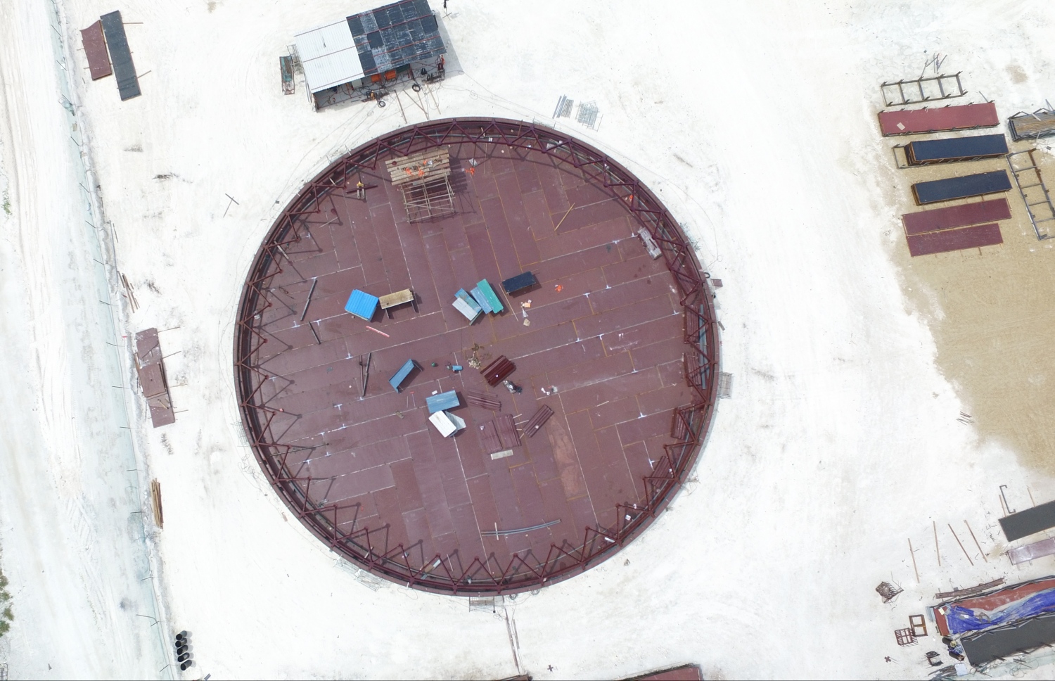 ހުޅުލެ: އޮގަސްޓް 28، 2018- ވެލާނާ އިންޓަނޭޝަނަލް އެއާޕޯޓުގައި ގާއިމު ކުރާ ފިއުލް ފާމްގެ މަސައްކަތް ފަށާފައި: ފިއުލް ޓޭންކްތައް ކުރިއަށް އޮތް ހަ މަސް ދުވަހުގެ ތެރޭގައި ނިމޭނެ ކަމަށް އެމްއޭސީއެލުން ބުނޭ.---ފޮޓޯ: އެމްއޭސީއެލް