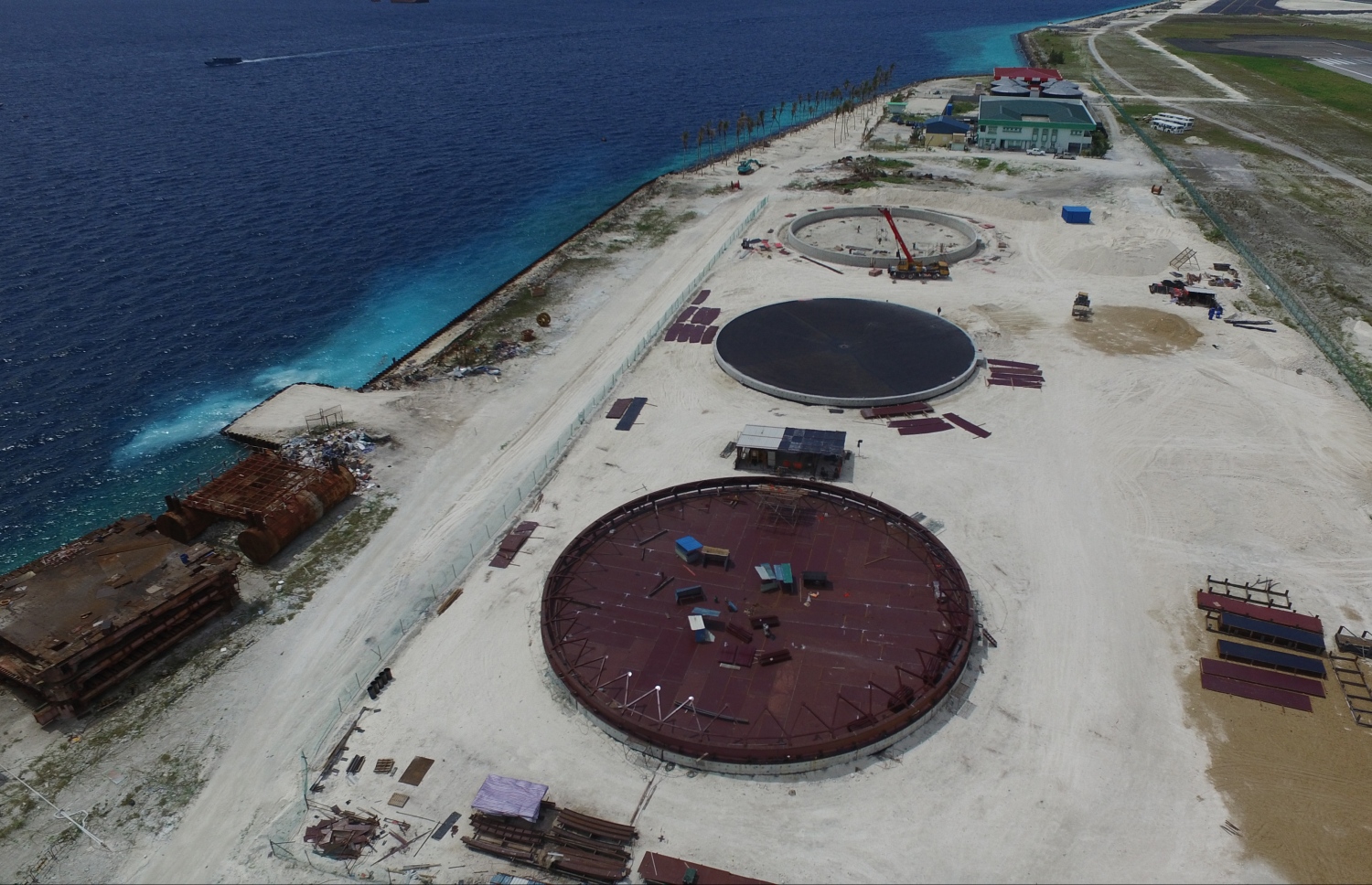 ހުޅުލެ: އޮގަސްޓް 28، 2018- ވެލާނާ އިންޓަނޭޝަނަލް އެއާޕޯޓުގައި ގާއިމު ކުރާ ފިއުލް ފާމްގެ މަސައްކަތް ފަށާފައި: ފިއުލް ޓޭންކްތައް ކުރިއަށް އޮތް ހަ މަސް ދުވަހުގެ ތެރޭގައި ނިމޭނެ ކަމަށް އެމްއޭސީއެލުން ބުނޭ.---ފޮޓޯ: އެމްއޭސީއެލް