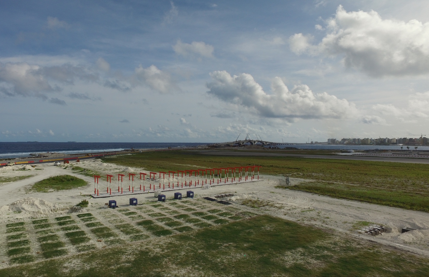 ހުޅުލެ: އޮގަސްޓް 28، 2018- ވެލާނާ އިންޓަނޭޝަނަލް އެއާޕޯޓުގައި ހަދަމުން އަންނަ އާ ރަންވޭގެ އެއްކޮޅުގައި ޖަަހާފައިވާ އައިއެސްއެލް.---ފޮޓޯ: އެމްއޭސީއެލް