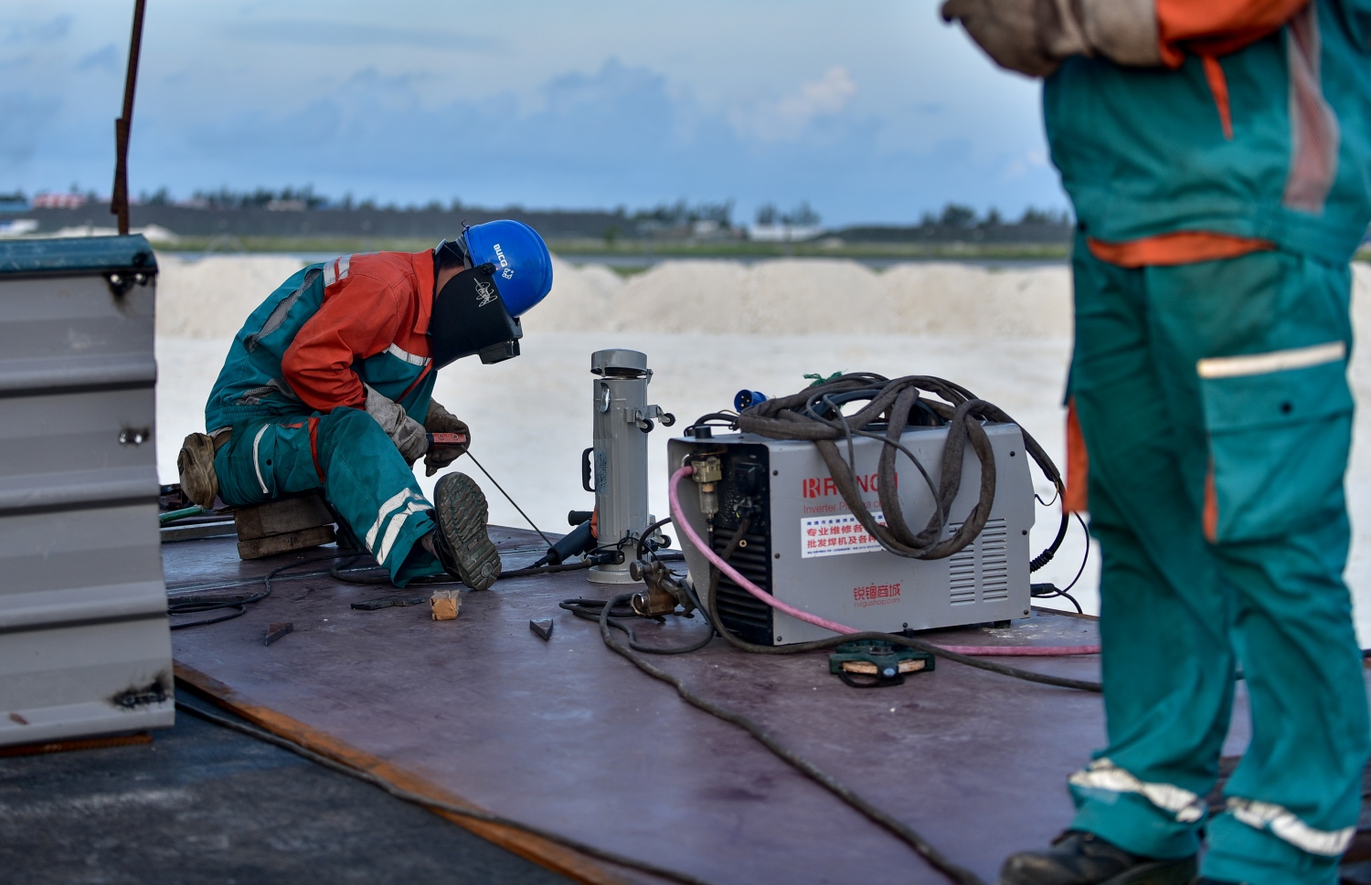 އެއާޕޯޓުގައި ހަދާ ފިއުލް ޓޭންކެއްގެ މަސައްކަތް މިއަދު ކުރަނީ. - ފޮޓޯ: އަހުމަދު ނިޝާތު/ މިހާރު