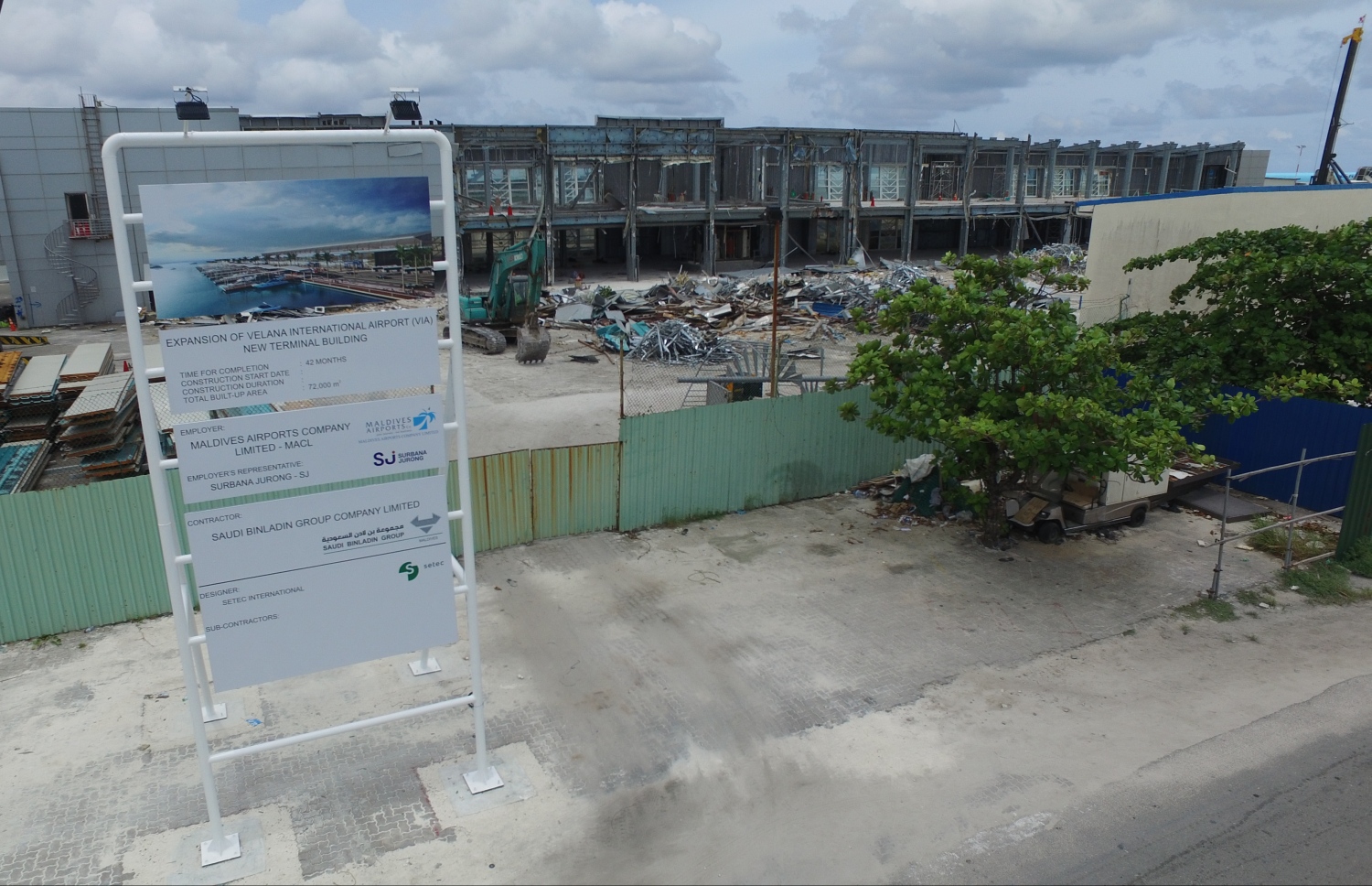 ހުޅުލެ: އޯގަސްޓް 28، 2018- ވެލާނާ އިންޓަނޭޝަނަލް އެއާޕޯޓުގައި ހަދާ އާ ރަންވޭގެ މަސައްކަތް ކުރިއަށް ދާ ގޮތް ނޫސްވެރިންނަށް ދައްކާލުން:ކުރީގެ ޓާރމިނަލް ރޫޅާލުމުގެ މަސަތްކަތް ކުރިއަށްދަނީ.-- ފޮޓޯ:އަހުމަދު ނިޝާތު