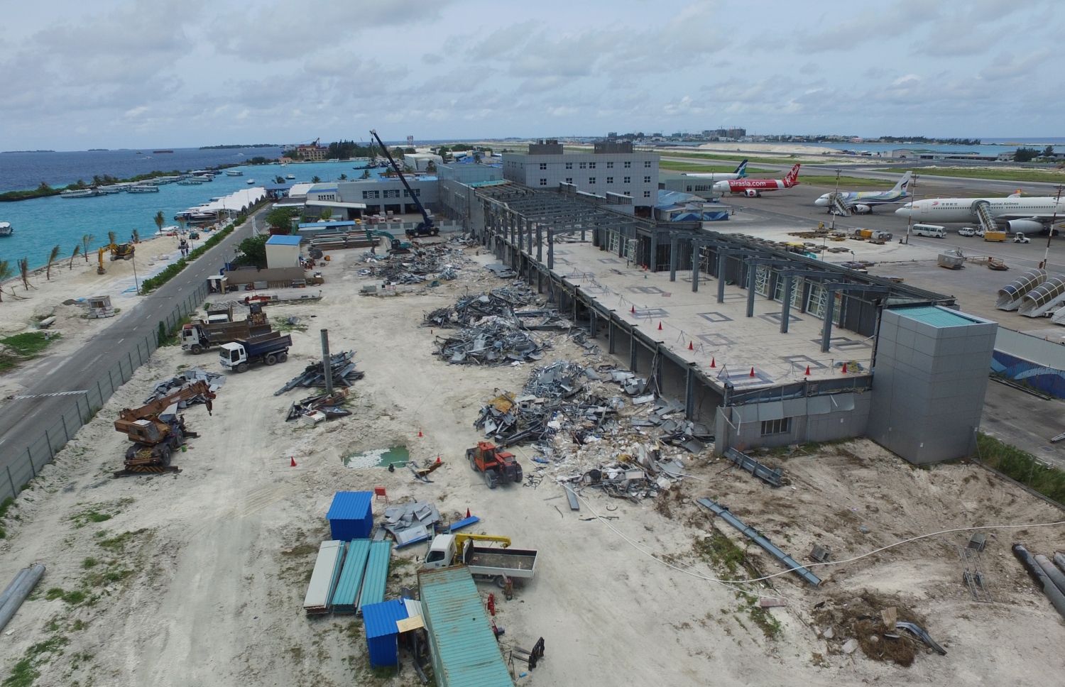 ހުޅުލެ: އޮގަސްޓް 28، 2018- ވެލާނާ އިންޓަނޭޝަނަލް އެއާޕޯޓުގެ އާ ޓާމިނަލްގެ މަސައްކަތް ކުރިއަށް ގެންދަނީ: މި ތަނުގެ މަސައްކަތް ނިންމަން ތިން އަހަރު ނަގާނެ ކަމަށް އެމްއޭސީއެލުން ބުނޭ.---ފޮޓޯ: އެމްއޭސީއެލް