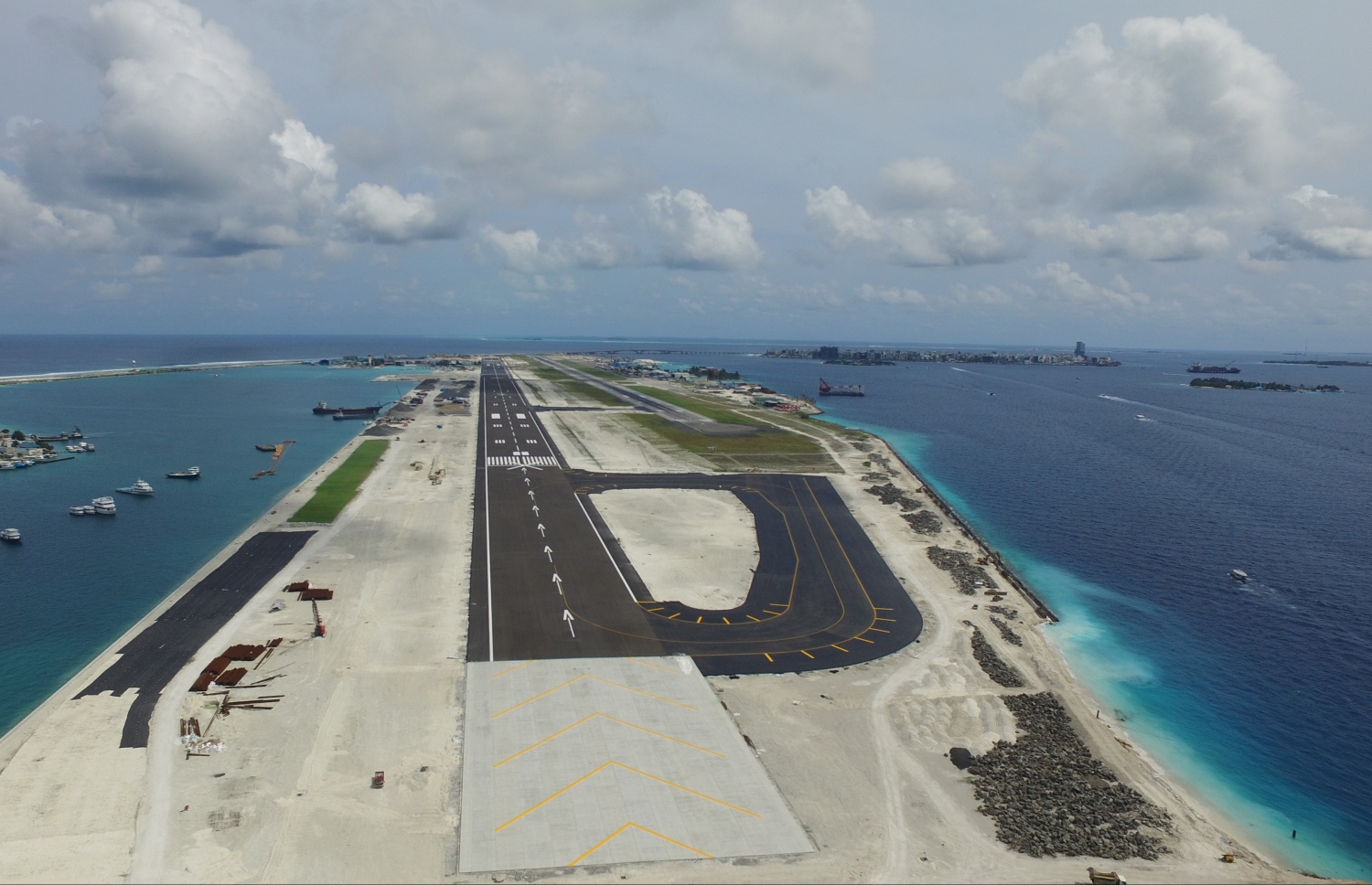 ހުޅުލެ: އޯގަސްޓް 28، 2018- ވެލާނާ އިންޓަނޭޝަނަލް އެއާޕޯޓުގައި ހަދާ އާ ރަންވޭގެ މަސައްކަތް ކުރިއަށް ދާ ގޮތް ނޫސްވެރިންނަށް ދައްކާލުން:ރަންވޭގެ މަސަތްކަތް މިހާރު ކުރިއަށް ގޮސްފައިވާ ވަރު.---ފޮޓޯ: އެމްއޭސީއެލް