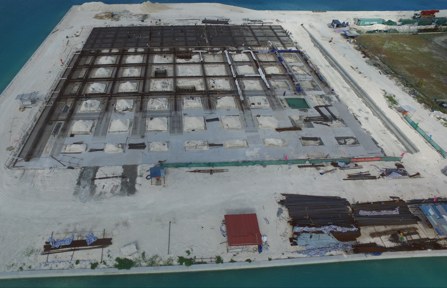 ހުޅުލެ: އޯގަސްޓް 28، 2018- ވެލާނާ އިންޓަނޭޝަނަލް އެއާޕޯޓުގައި ހަދާ އާ ރަންވޭގެ މަސައްކަތް ކުރިއަށް ދާ ގޮތް ނޫސްވެރިންނަށް ދައްކާލުން: އަލަށް ހަދާ ސީޕުލޭނ ޓާރމިނަލްގެ މަސަަތްކަތް ކުރިއަށްދަނީ.---ފޮޓޯ: އެމްއޭސީއެލް