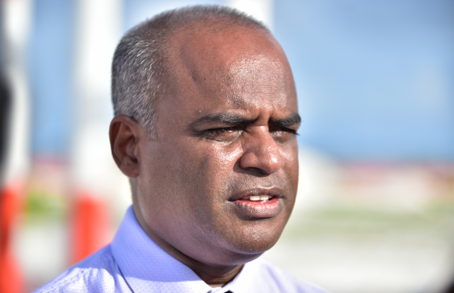 ވެލާނާ އިންޓަނޭޝަނަލް އެއާޕޯޓުގައި ހުންނަވައި އާދިލް ނޫސްވެރިންނަށް މައުލޫމާތު ދެއްވަނީ. - ފޮޓޯ: އަހުމަދު ނިޝާތު/ މިހާރު