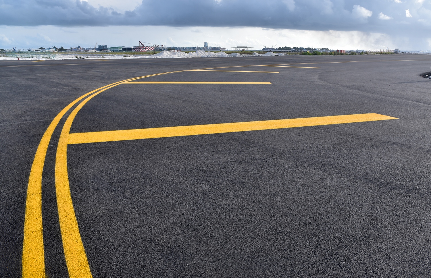 ހުޅުލެ: އޮގަސްޓް 28، 2018- ވެލާނާ އިންޓަނޭޝަނަލް އެއާޕޯޓުގައި ހަދާފައިވާ އާ ރަންވޭ. އަންނަ މަހުގެ ކުރީކޮޅު މި ރަންވޭއަށް ޓެސްޓް ފްލައިޓު ޖައްސާނެ ކަމަށް އެމްއޭސީއެލުން ބުނޭ---ފޮޓޯ: އެމްއޭސީއެލް