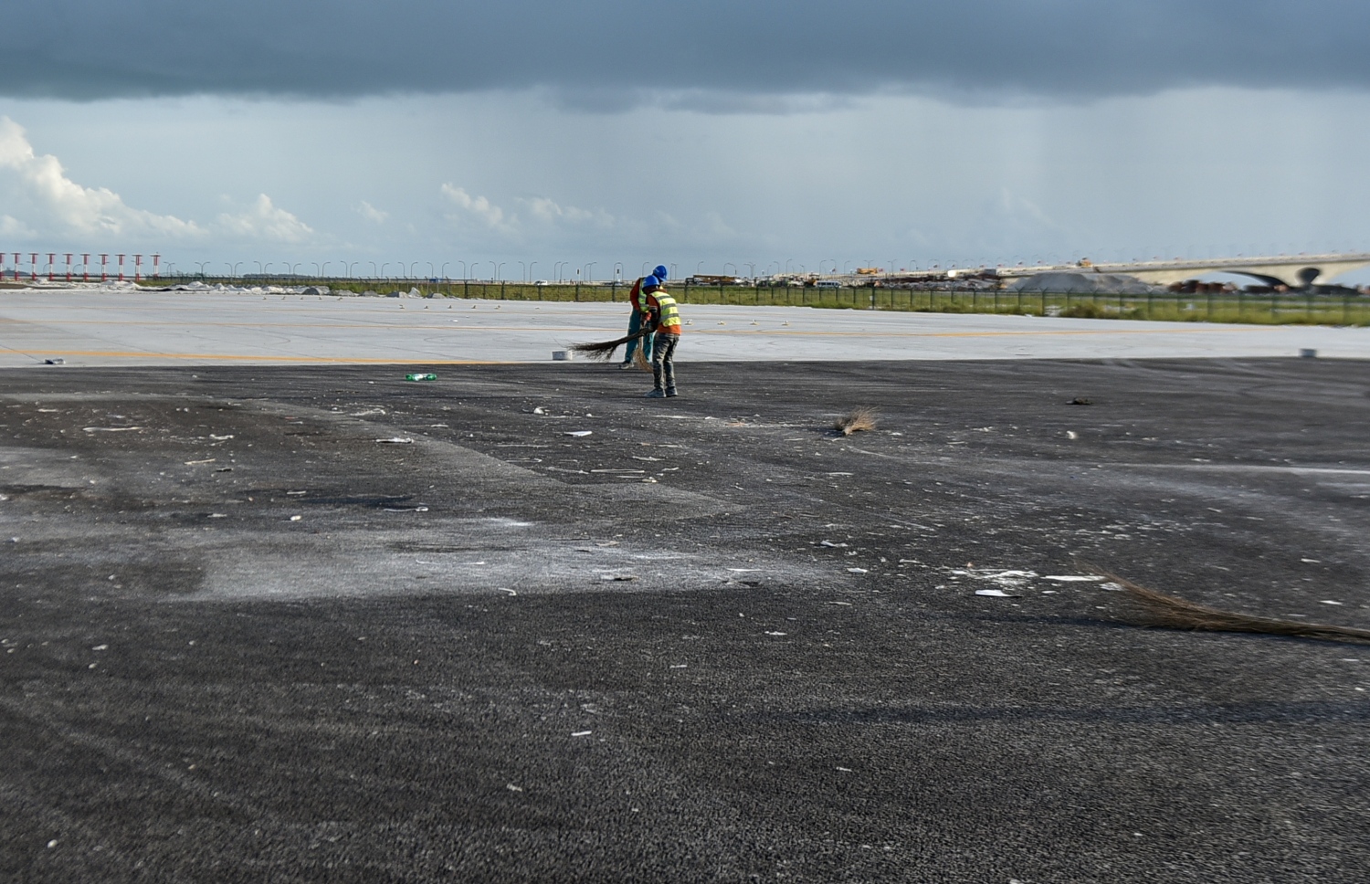 ހުޅުލެ: އޮގަސްޓް 28، 2018- ވެލާނާ އިންޓަނޭޝަނަލް އެއާޕޯޓުގައި ހަދާފައިވާ އާ ރަންވޭގެ މަސައްކަތް ކުރަނީ: އަންނަ މަހުގެ ކުރީކޮޅު މި ރަންވޭއަށް ޓެސްޓް ފްލައިޓު ޖައްސާނެ ކަމަށް އެމްއޭސީއެލުން ބުނޭ---ފޮޓޯ: އަހުމަދު ނިޝާތު/މިހާރު