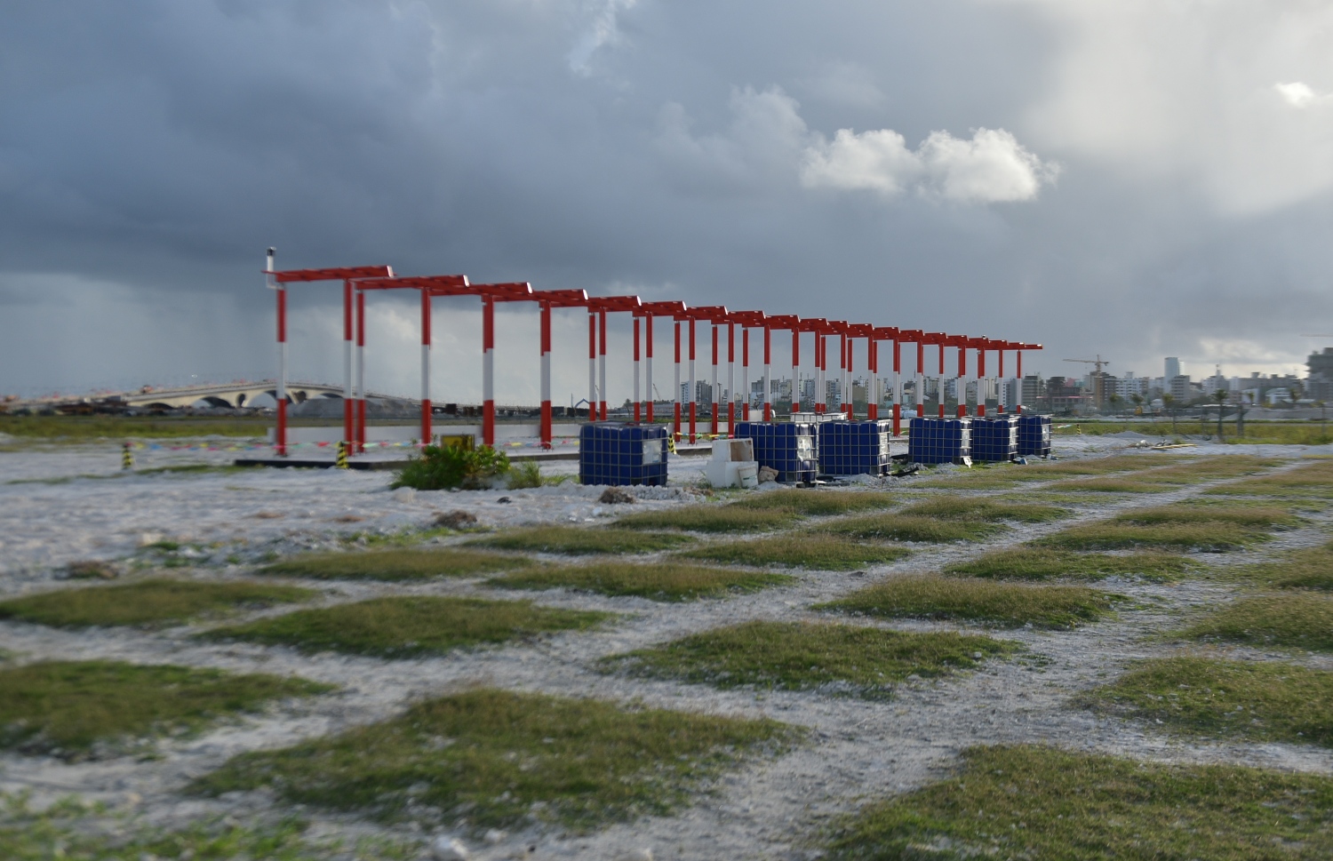 ހުޅުލެ: އޮގަސްޓް 28، 2018- ވެލާނާ އިންޓަނޭޝަނަލް އެއާޕޯޓުގައި ހަދަމުން އަންނަ އާ ރަންވޭގެ އެއްކޮޅުގައި ޖަަހާފައިވާ އައިއެސްއެލް.---ފޮޓޯ: އެމްއޭސީއެލް