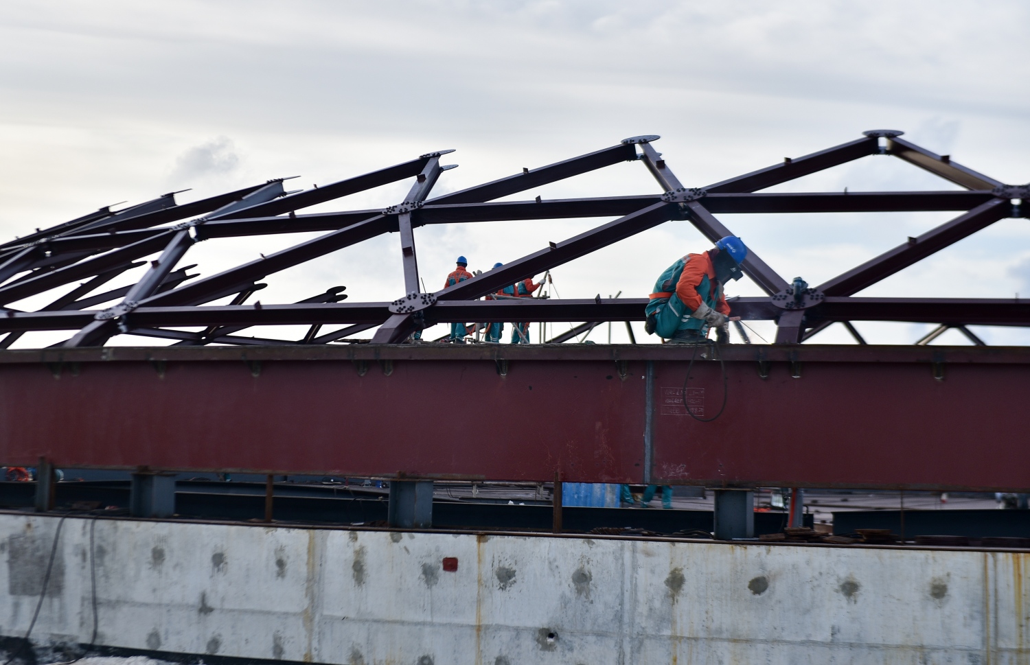 ހުޅުލެ: އޮގަސްޓް 28، 2018- ވެލާނާ އިންޓަނޭޝަނަލް އެއާޕޯޓުގައި ގާއިމު ކުރާ ފިއުލް ޓޭންކެއްގެ މަސައްކަތް ކުރިއަށް ގެންދަނީ: ފިއުލް ޓޭންކްތައް ކުރިއަށް އޮތް ހަ މަސް ދުވަހުގެ ތެރޭގައި ނިމޭނެ ކަމަށް އެމްއޭސީއެލުން ބުނޭ.---ފޮޓޯ: އަހުމަދު ނިޝާތު/މިހާރު