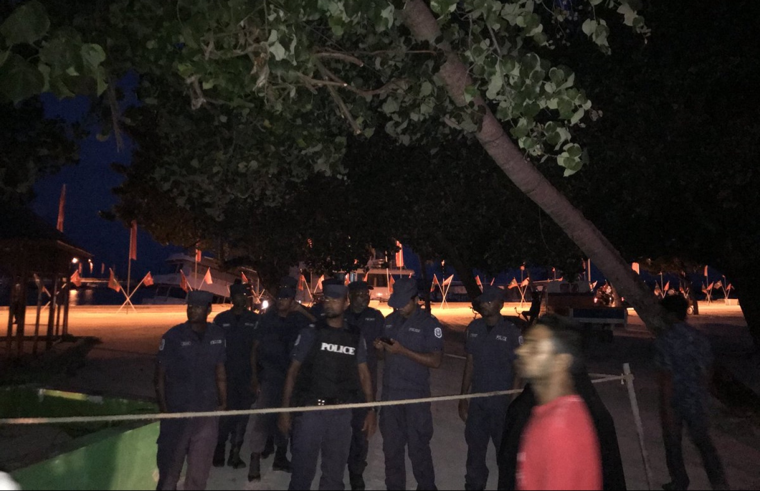 ވެލިދޫ އެމްޑީޕީ ހަރުގެ ކައިރީގައި ފުލުހުންތަކެއް މަޑުކޮށްލައިގެން