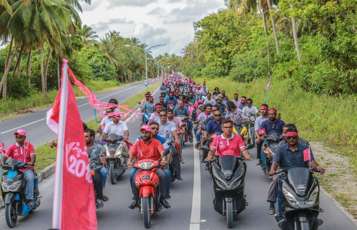 ލ. އަތޮޅު: އޮގަސްޓް 28، 2018- ޕީޕީއެމްގެ ރިޔާސީ ކެންޑިޑޭޓް ރައީސް ޔާމީންގެ ރަނިންމޭޓް ޑރ. ޝަހީމް ލ. އަތޮޅުގައި ކުރިއަށް ގެންދަވާ ކެމްޕެއިން ދަތުރުގައި، އެ އަތޮޅު ފޮނަދޫއިން ރައީސް ޔާމީނަށް އޮތް ތާއީދު ދައްކާލުމަށް ލާމު ލިންކް ރޯޑުގައި، ޝަހީމް އިސްވެ ބޭއްވި ސައިކަލުބުރުގެ ތެރެއިން.---ފޮޓޯ: ޝަހީމްގެ ފޭސްބުކް ޕޭޖް