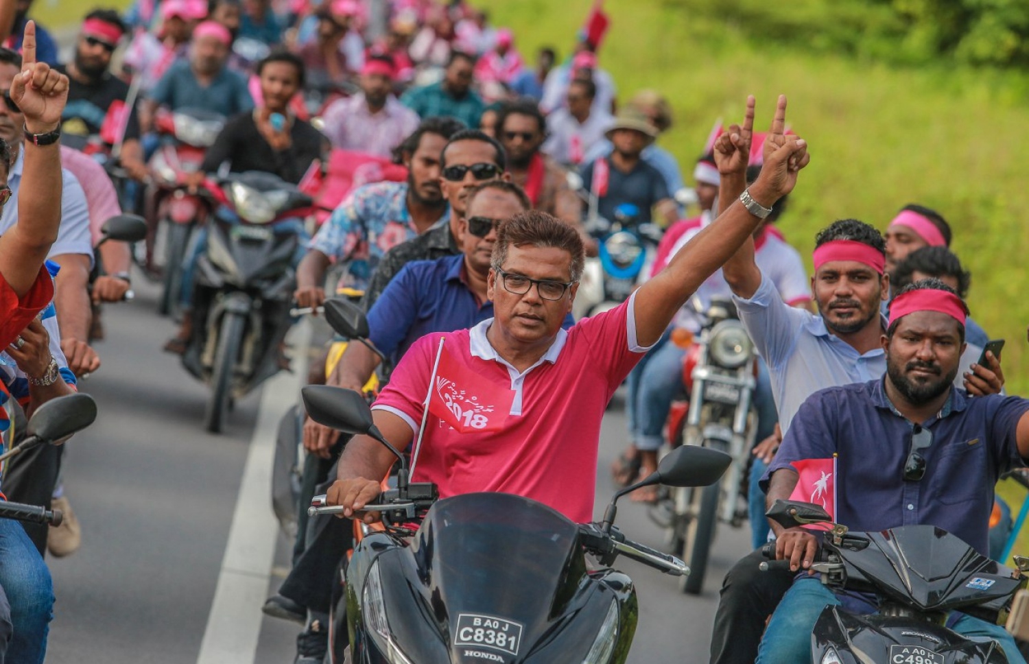 ލ. އަތޮޅު: އޮގަސްޓް 28، 2018- ޕީޕީއެމްގެ ރިޔާސީ ކެންޑިޑޭޓް ރައީސް ޔާމީންގެ ރަނިންމޭޓް ޑރ. ޝަހީމް ލ. އަތޮޅުގައި ކުރިއަށް ގެންދަވާ ކެމްޕެއިން ދަތުރުގައި، އެ އަތޮޅު ފޮނަދޫއިން ރައީސް ޔާމީނަށް އޮތް ތާއީދު ދައްކާލުމަށް ލާމު ލިންކް ރޯޑުގައި، ޝަހީމް އިސްވެ ބޭއްވި ސައިކަލުބުރުގައި ހުޅުހެންވޭރު ދާއިރާގެ މެމްބަރު ރީކޯ މޫސާ މަނިކު ބައިވެރިވެވަޑައިގަންނަވަނީ.---ފޮޓޯ: ޝަހީމްގެ ފޭސްބުކް ޕޭޖް