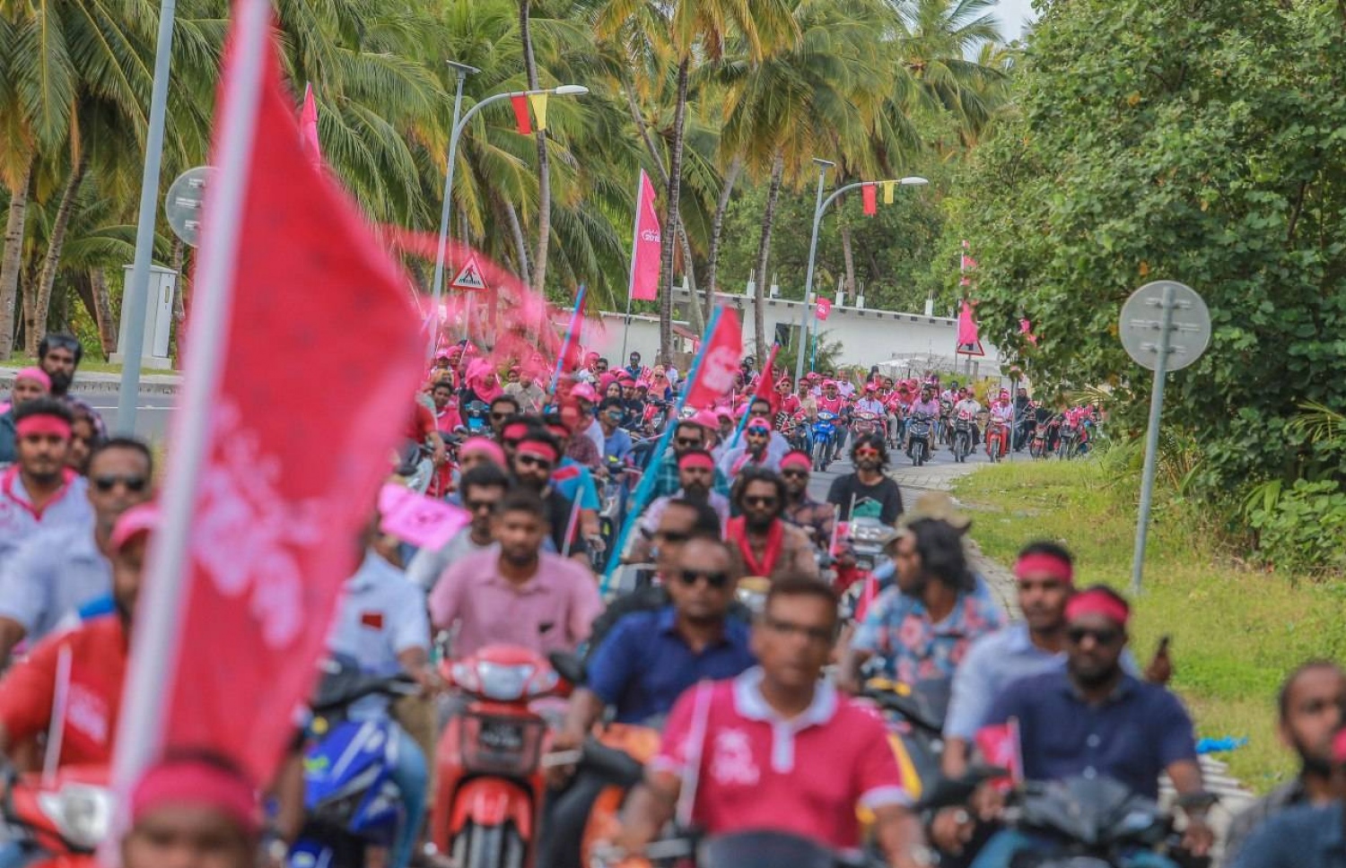 ލ. އަތޮޅު: އޮގަސްޓް 28، 2018- ޕީޕީއެމްގެ ރިޔާސީ ކެންޑިޑޭޓް ރައީސް ޔާމީންގެ ރަނިންމޭޓް ޑރ. ޝަހީމް ލ. އަތޮޅުގައި ކުރިއަށް ގެންދަވާ ކެމްޕެއިން ދަތުރުގައި، އެ އަތޮޅު ފޮނަދޫއިން ރައީސް ޔާމީނަށް އޮތް ތާއީދު ދައްކާލުމަށް ލާމު ލިންކް ރޯޑުގައި، ޝަހީމް އިސްވެ ބޭއްވި ސައިކަލުބުރުގެ ތެރެއިން.---ފޮޓޯ: ޝަހީމްގެ ފޭސްބުކް ޕޭޖް