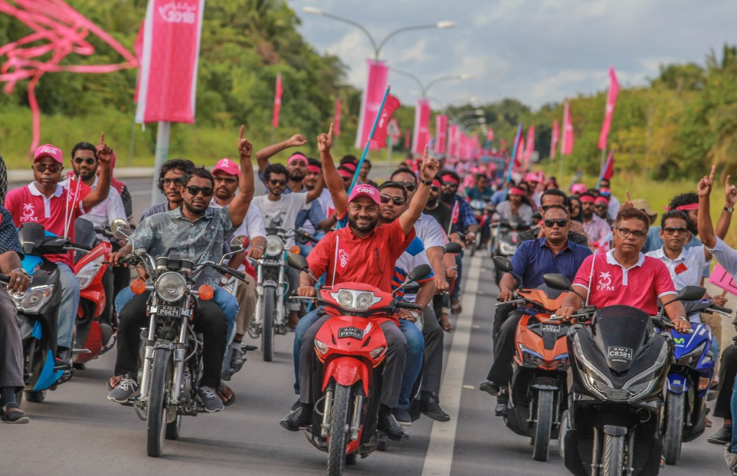 ލ. އަތޮޅު: އޮގަސްޓް 28، 2018- ޕީޕީއެމްގެ ރިޔާސީ ކެންޑިޑޭޓް ރައީސް ޔާމީންގެ ރަނިންމޭޓް ޑރ. ޝަހީމް ލ. އަތޮޅުގައި ކުރިއަށް ގެންދަވާ ކެމްޕެއިން ދަތުރުގައި، އެ އަތޮޅު ފޮނަދޫއިން ރައީސް ޔާމީނަށް އޮތް ތާއީދު ދައްކާލުމަށް ލާމު ލިންކް ރޯޑުގައި، ޝަހީމް އިސްވެ ބޭއްވި ސައިކަލުބުރުގެ ތެރެއިން.---ފޮޓޯ: ޝަހީމްގެ ފޭސްބުކް ޕޭޖް