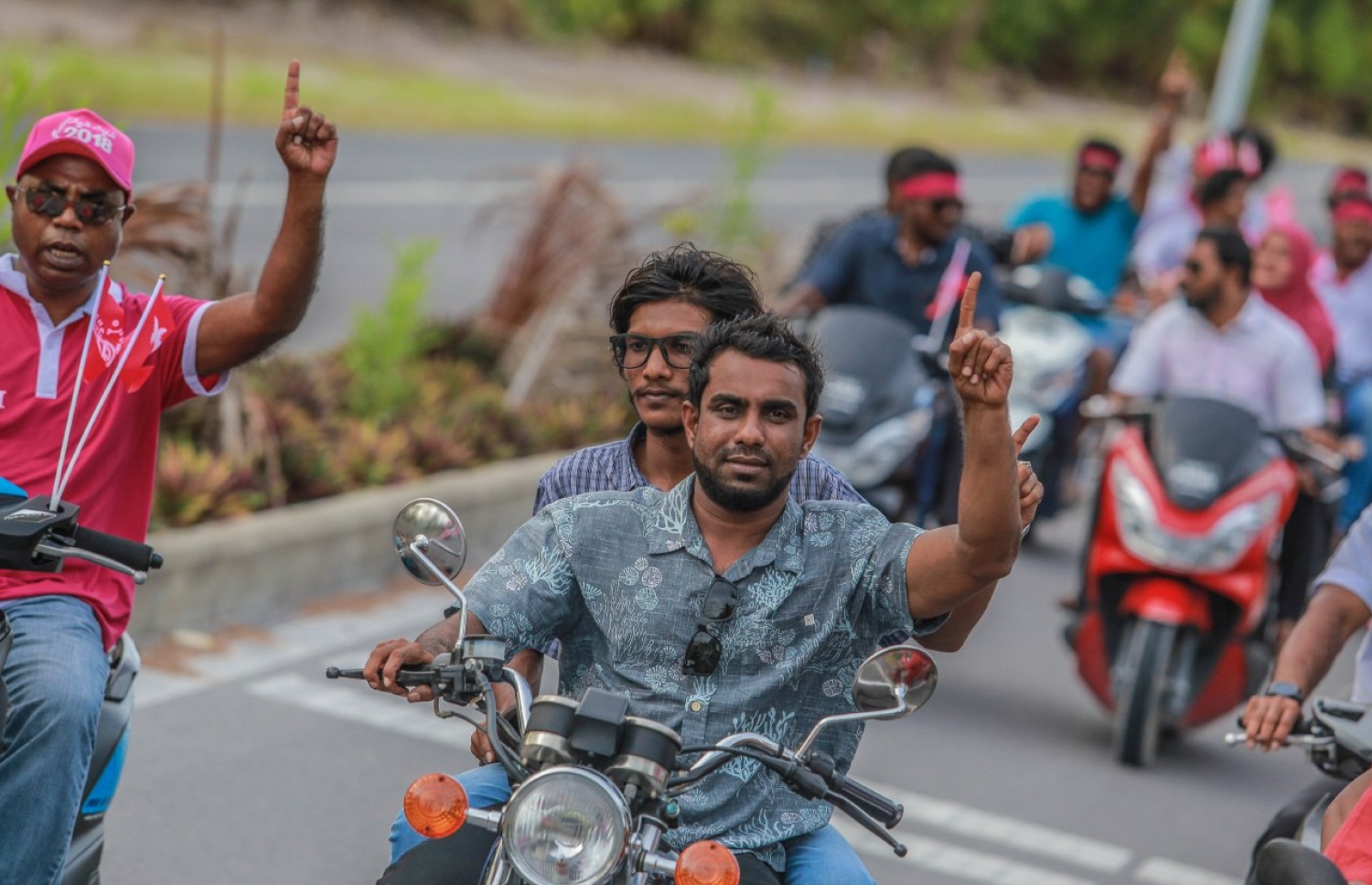 ލ. އަތޮޅު: އޮގަސްޓް 28، 2018- ޕީޕީއެމްގެ ރިޔާސީ ކެންޑިޑޭޓް ރައީސް ޔާމީންގެ ރަނިންމޭޓް ޑރ. ޝަހީމް ލ. އަތޮޅުގައި ކުރިއަށް ގެންދަވާ ކެމްޕެއިން ދަތުރުގައި، އެ އަތޮޅު ފޮނަދޫއިން ރައީސް ޔާމީނަށް އޮތް ތާއީދު ދައްކާލުމަށް ލާމު ލިންކް ރޯޑުގައި، ޝަހީމް އިސްވެ ބޭއްވި ސައިކަލުބުރުގެ ތެރެއިން.---ފޮޓޯ: ޝަހީމްގެ ފޭސްބުކް ޕޭޖް