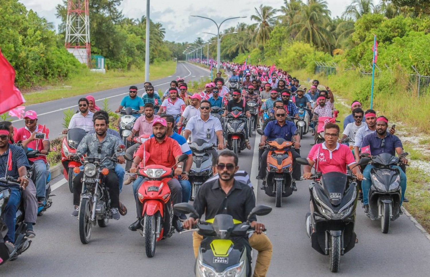 ލ. އަތޮޅު: އޮގަސްޓް 28، 2018- ޕީޕީއެމްގެ ރިޔާސީ ކެންޑިޑޭޓް ރައީސް ޔާމީންގެ ރަނިންމޭޓް ޑރ. ޝަހީމް ލ. އަތޮޅުގައި ކުރިއަށް ގެންދަވާ ކެމްޕެއިން ދަތުރުގައި، އެ އަތޮޅު ފޮނަދޫއިން ރައީސް ޔާމީނަށް އޮތް ތާއީދު ދައްކާލުމަށް ލާމު ލިންކް ރޯޑުގައި، ޝަހީމް އިސްވެ ބޭއްވި ސައިކަލުބުރުގެ ތެރެއިން.---ފޮޓޯ: ޝަހީމްގެ ފޭސްބުކް ޕޭޖް