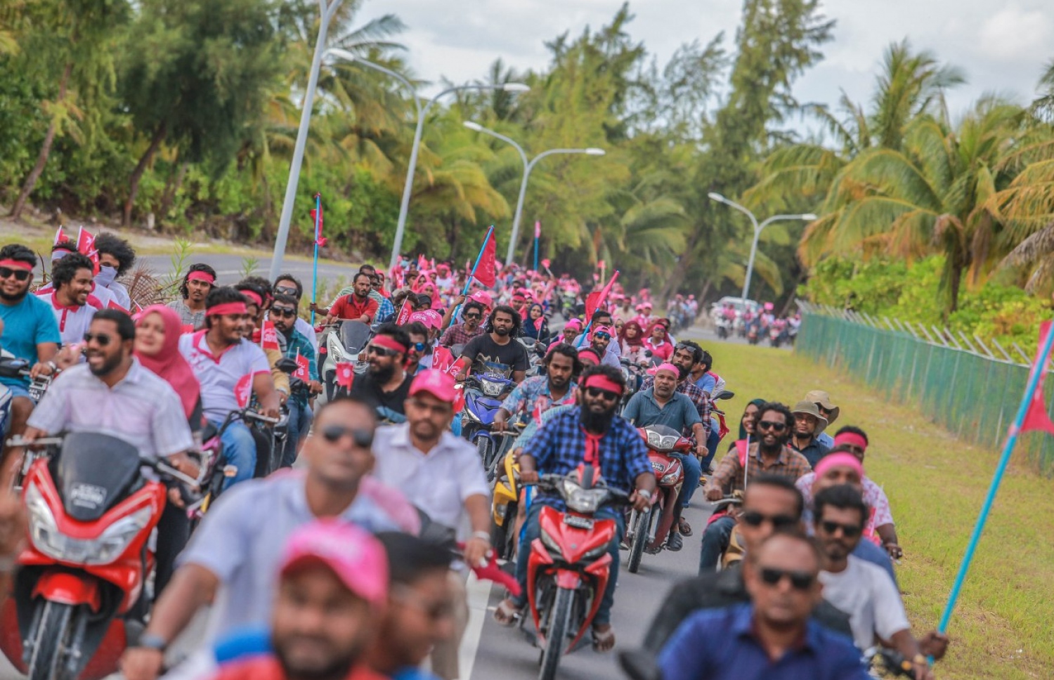 ލ. އަތޮޅު: އޮގަސްޓް 28، 2018- ޕީޕީއެމްގެ ރިޔާސީ ކެންޑިޑޭޓް ރައީސް ޔާމީންގެ ރަނިންމޭޓް ޑރ. ޝަހީމް ލ. އަތޮޅުގައި ކުރިއަށް ގެންދަވާ ކެމްޕެއިން ދަތުރުގައި، އެ އަތޮޅު ފޮނަދޫއިން ރައީސް ޔާމީނަށް އޮތް ތާއީދު ދައްކާލުމަށް ލާމު ލިންކް ރޯޑުގައި، ޝަހީމް އިސްވެ ބޭއްވި ސައިކަލުބުރުގެ ތެރެއިން.---ފޮޓޯ: ޝަހީމްގެ ފޭސްބުކް ޕޭޖް