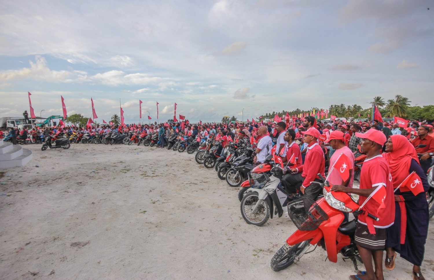 ލ. އަތޮޅު: އޮގަސްޓް 28، 2018- ޕީޕީއެމްގެ ރިޔާސީ ކެންޑިޑޭޓް ރައީސް ޔާމީންގެ ރަނިންމޭޓް ޑރ. ޝަހީމް ލ. އަތޮޅުގައި ކުރިއަށް ގެންދަވާ ކެމްޕެއިން ދަތުރުގައި، އެ އަތޮޅު ފޮނަދޫއިން ރައީސް ޔާމީނަށް އޮތް ތާއީދު ދައްކާލުމަށް ލާމު ލިންކް ރޯޑުގައި ބޭއްވި ސައިކަލުބުރު ނިންމާލުމަށްފަހު، ޝަހީމް ވާހަކަދައްކަވާއިރު އަޑުއެހުމަށް ސައިކަލުބުރުގެ ބައިވެރިން ސައިކަލުތައް އަތުރާލާފައި.---ފޮޓޯ: ޝަހީމްގެ ފޭސްބުކް ޕޭޖް