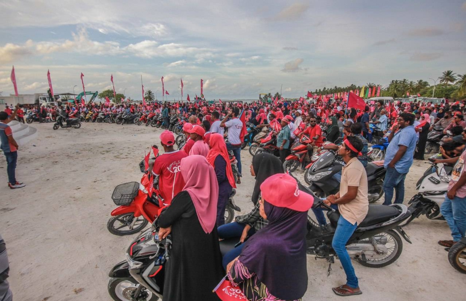 ލ. އަތޮޅު: އޮގަސްޓް 28، 2018- ޕީޕީއެމްގެ ރިޔާސީ ކެންޑިޑޭޓް ރައީސް ޔާމީންގެ ރަނިންމޭޓް ޑރ. ޝަހީމް ލ. އަތޮޅުގައި ކުރިއަށް ގެންދަވާ ކެމްޕެއިން ދަތުރުގައި، އެ އަތޮޅު ފޮނަދޫއިން ރައީސް ޔާމީނަށް އޮތް ތާއީދު ދައްކާލުމަށް ލާމު ލިންކް ރޯޑުގައި ބޭއްވި ސައިކަލުބުރު ނިންމާލުމަށްފަހު، ޝަހީމް ވާހަކަދައްކަވާއިރު އަޑުއެހުމަށް ސައިކަލުބުރުގެ ބައިވެރިން ސައިކަލުތައް އަތުރާލާފައި.---ފޮޓޯ: ޝަހީމްގެ ފޭސްބުކް ޕޭޖް