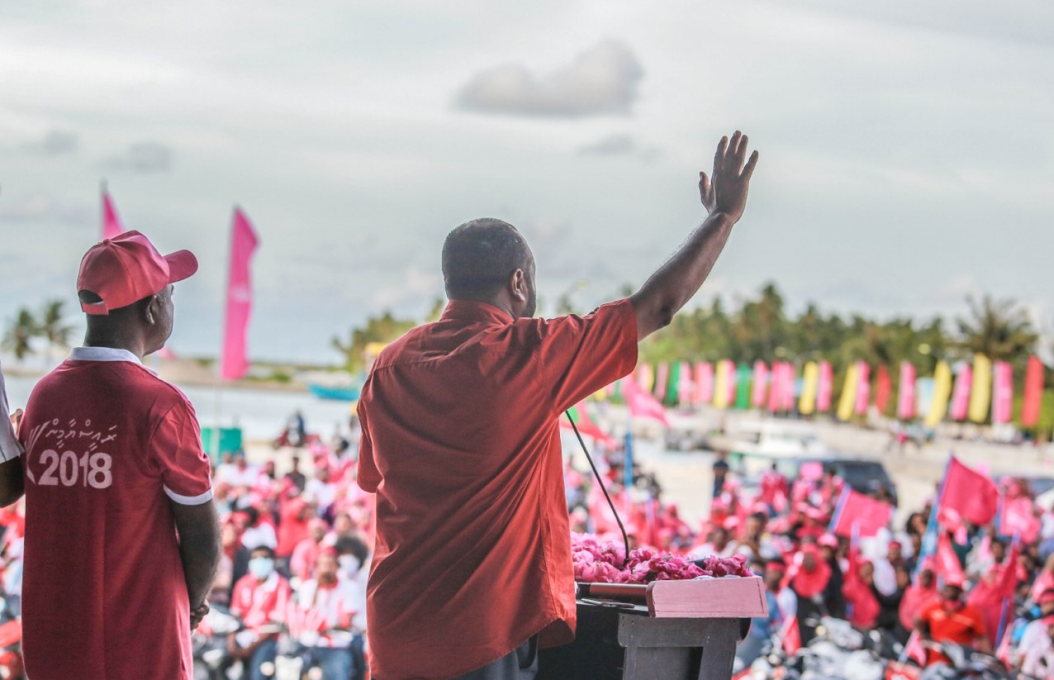 ލ. އަތޮޅު: އޮގަސްޓް 28، 2018- ޕީޕީއެމްގެ ރިޔާސީ ކެންޑިޑޭޓް ރައީސް ޔާމީންގެ ރަނިންމޭޓް ޑރ. ޝަހީމް ލ. އަތޮޅުގައި ކުރިއަށް ގެންދަވާ ކެމްޕެއިން ދަތުރުގައި، އެ އަތޮޅު ފޮނަދޫއިން ރައީސް ޔާމީނަށް އޮތް ތާއީދު ދައްކާލުމަށް ލާމު ލިންކް ރޯޑުގައި ބޭއްވި ސައިކަލުބުރު ނިންމާލުމަށްފަހު ބައިވެރިންނާ މުޚާތަބުކޮށް ޝަހީމް ވާހަކަދައްކަވަނީ.---ފޮޓޯ: ޝަހީމްގެ ފޭސްބުކް ޕޭޖް