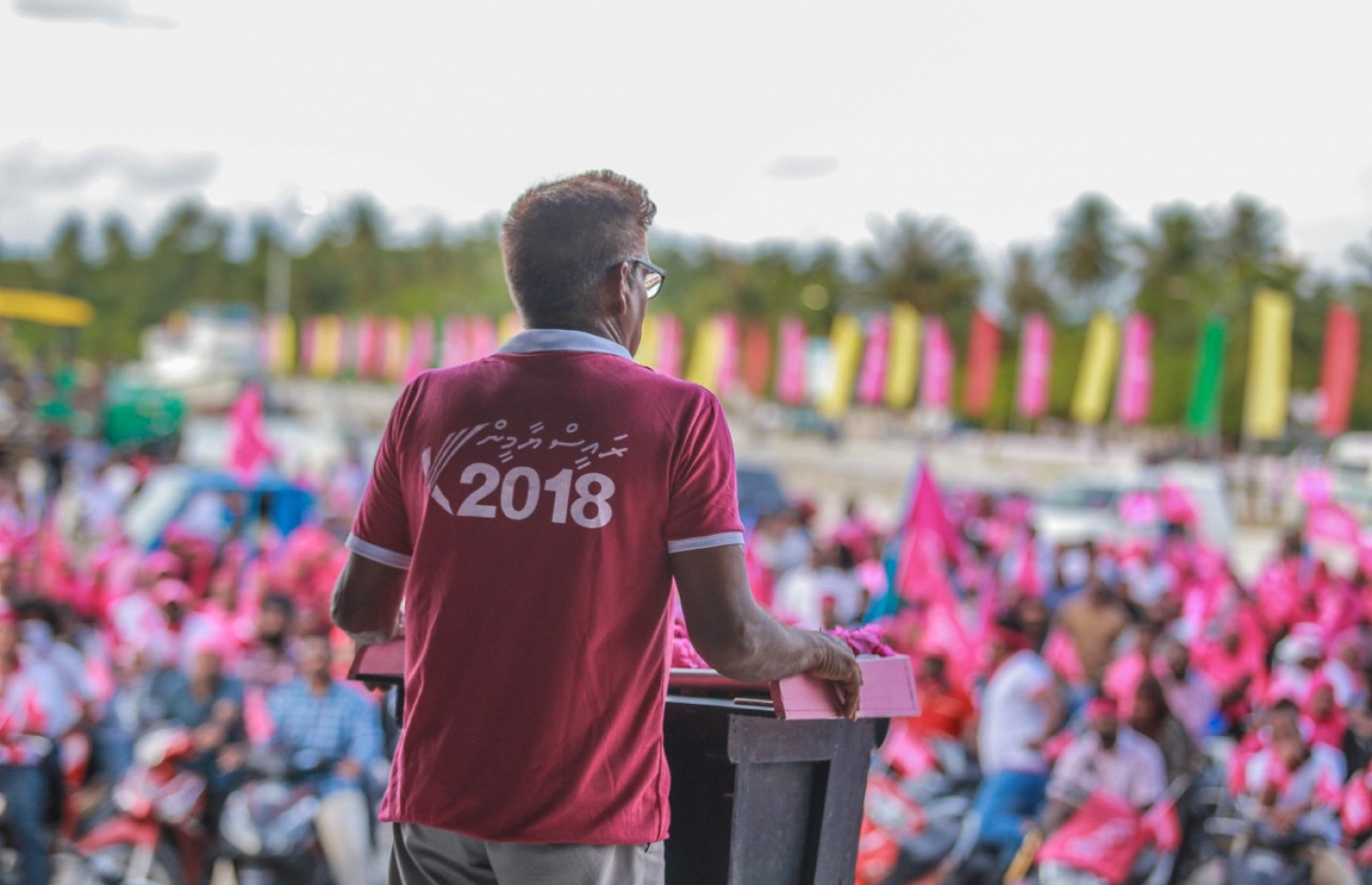 ލ. އަތޮޅު: އޮގަސްޓް 28، 2018- ޕީޕީއެމްގެ ރިޔާސީ ކެންޑިޑޭޓް ރައީސް ޔާމީންގެ ރަނިންމޭޓް ޑރ. ޝަހީމް ލ. އަތޮޅުގައި ކުރިއަށް ގެންދަވާ ކެމްޕެއިން ދަތުރުގައި، އެ އަތޮޅު ފޮނަދޫއިން ރައީސް ޔާމީނަށް އޮތް ތާއީދު ދައްކާލުމަށް ލާމު ލިންކް ރޯޑުގައި ބޭއްވި ސައިކަލުބުރު ނިންމާލުމަށްފަހު، ސައިކަލުބުރުގެ ބައިވެރިންނާ މުޚާތަބުކޮށް ހުޅުހެންވޭރު ދާއިރާގެ މެމްބަރި ރީކޯ މޫސާ މަނިކު ވާހަކަދައްކަވަނީ.---ފޮޓޯ: ޝަހީމްގެ ފޭސްބުކް ޕޭޖް