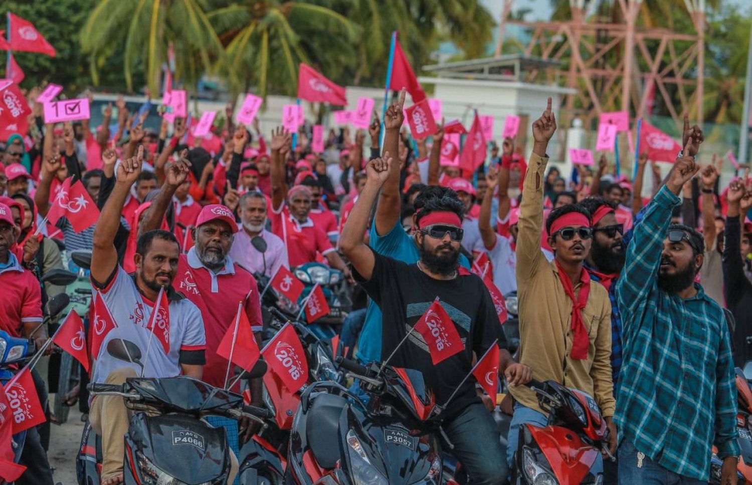 ލ. އަތޮޅު: އޮގަސްޓް 28، 2018- ޕީޕީއެމްގެ ރިޔާސީ ކެންޑިޑޭޓް ރައީސް ޔާމީންގެ ރަނިންމޭޓް ޑރ. ޝަހީމް ލ. އަތޮޅުގައި ކުރިއަށް ގެންދަވާ ކެމްޕެއިން ދަތުރުގައި، އެ އަތޮޅު ފޮނަދޫއިން ރައީސް ޔާމީނަށް އޮތް ތާއީދު ދައްކާލުމަށް ލާމު ލިންކް ރޯޑުގައި ބޭއްވި ސައިކަލުބުރު ނިންމާލުމަށްފަހު ޝަހީމް ވާހަކަދައްކަވާއިރު، ސައިކަލުބުރުގެ ބައިވެރިން ޝަހީމްގެ ވާހަކައިގައި ބައިވެރިވުމުގެ ގޮތުން އަތްއުފުލަނީ.---ފޮޓޯ: ޝަހީމްގެ ފޭސްބުކް ޕޭޖް