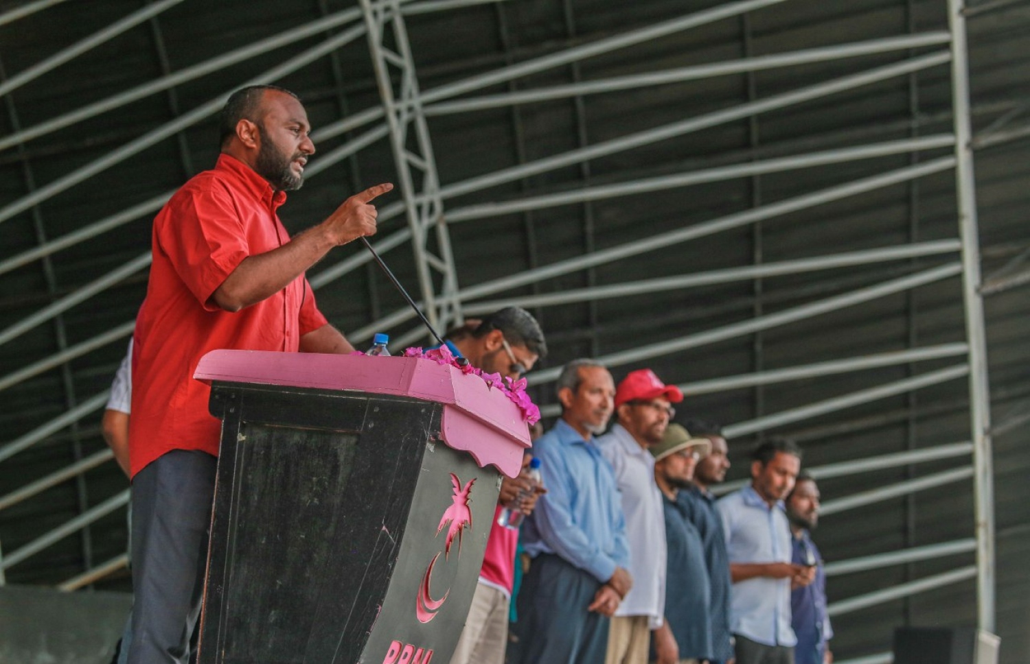 ލ. އަތޮޅު: އޮގަސްޓް 28، 2018- ޕީޕީއެމްގެ ރިޔާސީ ކެންޑިޑޭޓް ރައީސް ޔާމީންގެ ރަނިންމޭޓް ޑރ. ޝަހީމް ލ. އަތޮޅުގައި ކުރިއަށް ގެންދަވާ ކެމްޕެއިން ދަތުރުގައި، އެ އަތޮޅު ފޮނަދޫއިން ރައީސް ޔާމީނަށް އޮތް ތާއީދު ދައްކާލުމަށް ލާމު ލިންކް ރޯޑުގައި ބޭއްވި ސައިކަލުބުރު ނިންމާލުމަށްފަހު، ސައިކަލުބުރުގެ ބައިވެރިންނާ މުޚާތަބުކޮށް ޝަހީމް ވާހަކަދައްކަވަނީ.---ފޮޓޯ: ޝަހީމްގެ ފޭސްބުކް ޕޭޖް