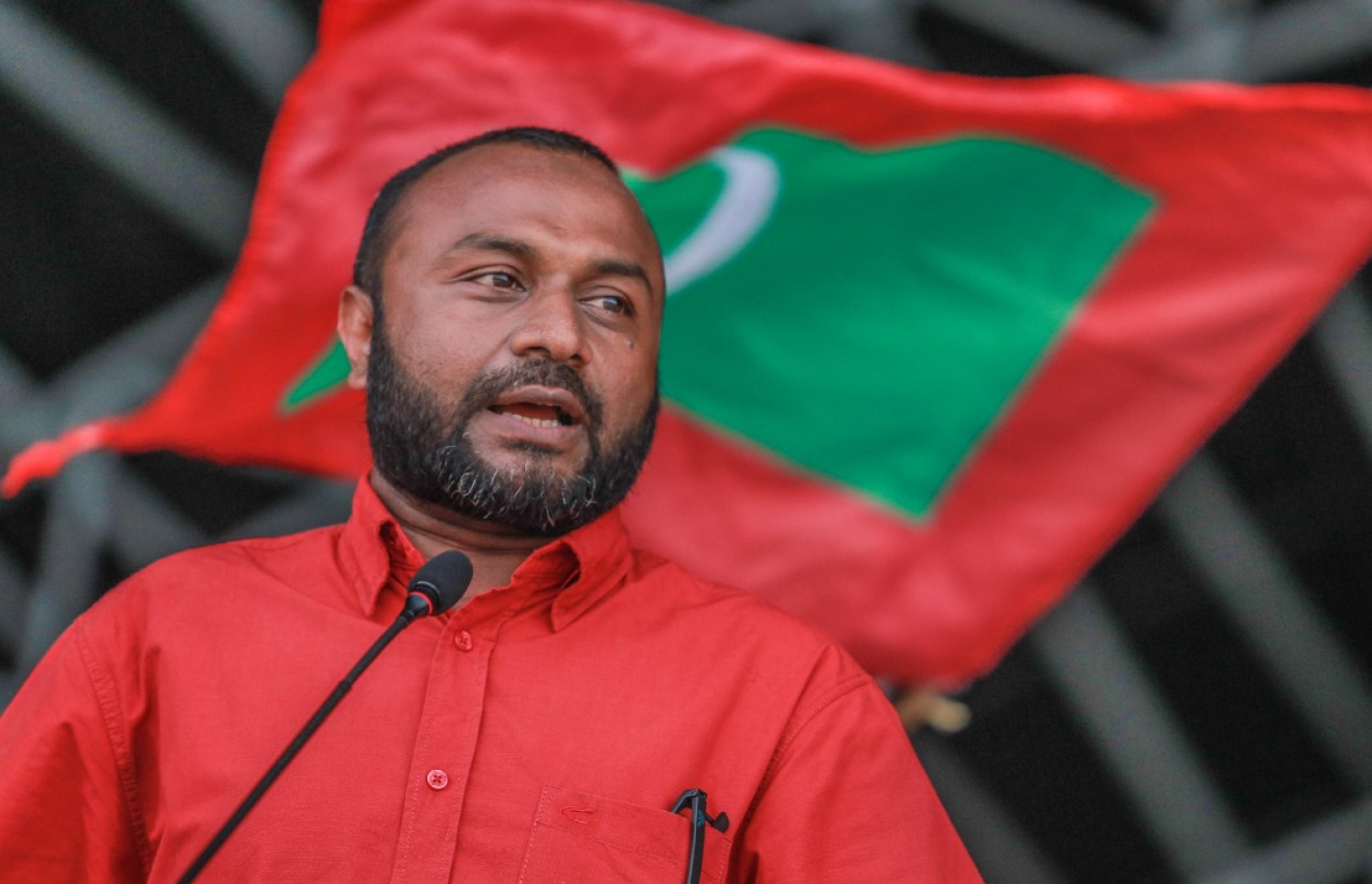 ލ. އަތޮޅު: އޮގަސްޓް 28، 2018- ޕީޕީއެމްގެ ރިޔާސީ ކެންޑިޑޭޓް ރައީސް ޔާމީންގެ ރަނިންމޭޓް ޑރ. ޝަހީމް ލ. އަތޮޅުގައި ކުރިއަށް ގެންދަވާ ކެމްޕެއިން ދަތުރުގައި، އެ އަތޮޅު ފޮނަދޫއިން ރައީސް ޔާމީނަށް އޮތް ތާއީދު ދައްކާލުމަށް ލާމު ލިންކް ރޯޑުގައި ބޭއްވި ސައިކަލުބުރު ނިންމާލުމަށްފަހު، ސައިކަލުބުރުގެ ބައިވެރިންނާ މުޚާތަބުކޮށް ޝަހީމް ވާހަކަދައްކަވަނީ.---ފޮޓޯ: ޝަހީމްގެ ފޭސްބުކް ޕޭޖް