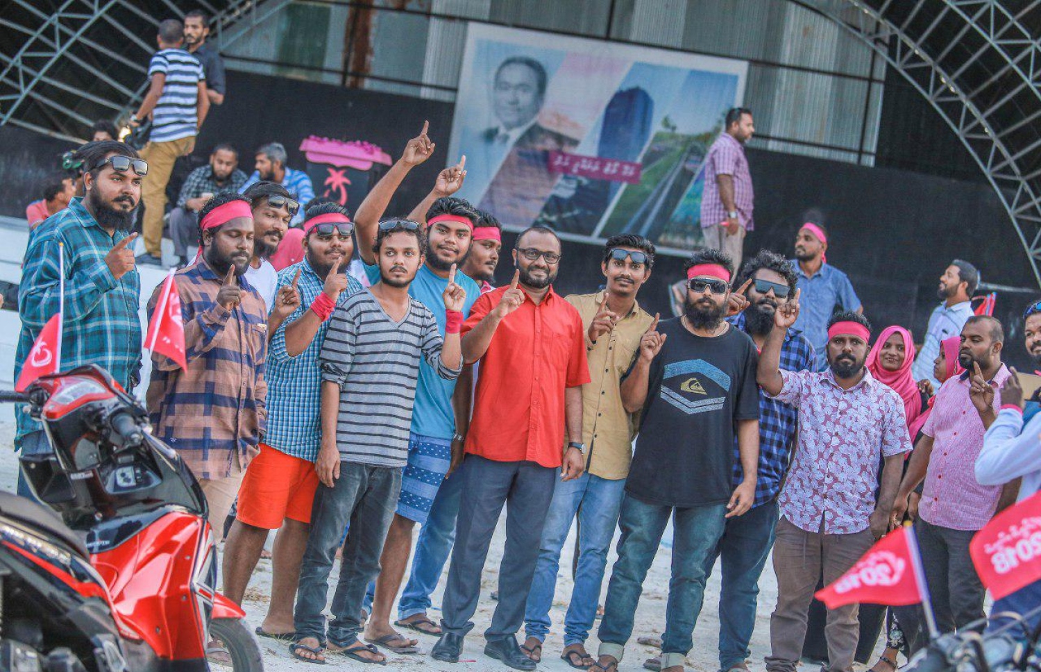 ލ. އަތޮޅު: އޮގަސްޓް 28، 2018- ޕީޕީއެމްގެ ރިޔާސީ ކެންޑިޑޭޓް ރައީސް ޔާމީންގެ ރަނިންމޭޓް ޑރ. ޝަހީމް ލ. އަތޮޅުގައި ކުރިއަށް ގެންދަވާ ކެމްޕެއިން ދަތުރުގައި، އެ އަތޮޅު ފޮނަދޫއިން ރައީސް ޔާމީނަށް އޮތް ތާއީދު ދައްކާލުމަށް ލާމު ލިންކް ރޯޑުގައި ޝަހީމް އިސްވެ ބޭއްވި ސައިކަލުބުރު ނިންމާލުމަށްފަހު، ސައިކަލުބުރުގެ ބައެއް ބައިވެރިންނާއެކު ޝަހީމް ފޮޓޯއަކަށް ހުއްޓިވަޑައިގެން.---ފޮޓޯ: ޝަހީމްގެ ފޭސްބުކް ޕޭޖް