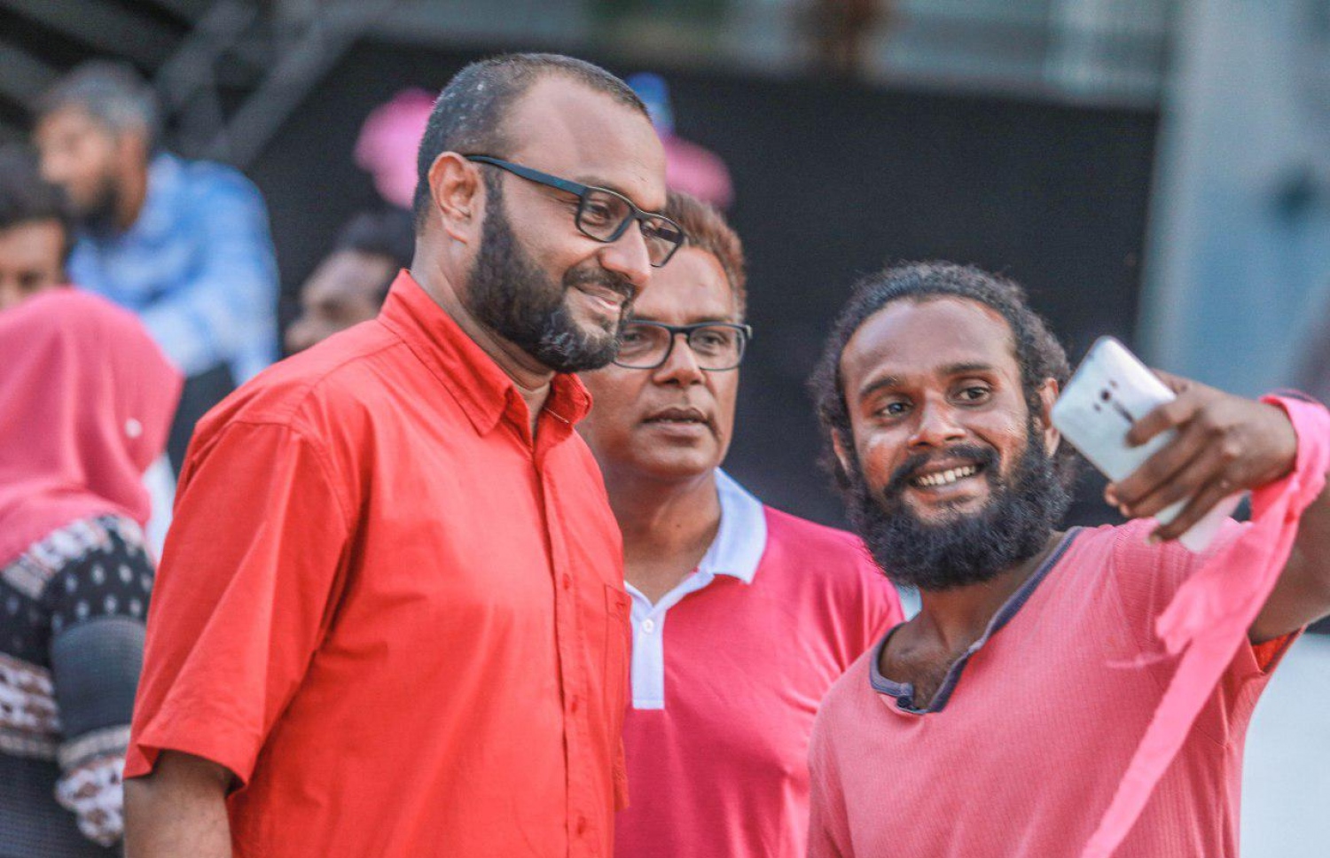 ލ. އަތޮޅު: އޮގަސްޓް 28، 2018- ޕީޕީއެމްގެ ރިޔާސީ ކެންޑިޑޭޓް ރައީސް ޔާމީންގެ ރަނިންމޭޓް ޑރ. ޝަހީމް ލ. އަތޮޅުގައި ކުރިއަށް ގެންދަވާ ކެމްޕެއިން ދަތުރުގައި، އެ އަތޮޅު ފޮނަދޫއިން ރައީސް ޔާމީނަށް އޮތް ތާއީދު ދައްކާލުމަށް ލާމު ލިންކް ރޯޑުގައި ޝަހީމް އިސްވެ ބޭއްވި ސައިކަލުބުރު ނިންމާލުމަށްފަހު، ސައިކަލުބުރުގެ ބައެއް ބައިވެރިއަކާއެކު ޝަހީމް ސެލްފީއަކަށް ހުއްޓިވަޑައިގެން.---ފޮޓޯ: ޝަހީމްގެ ފޭސްބުކް ޕޭޖް