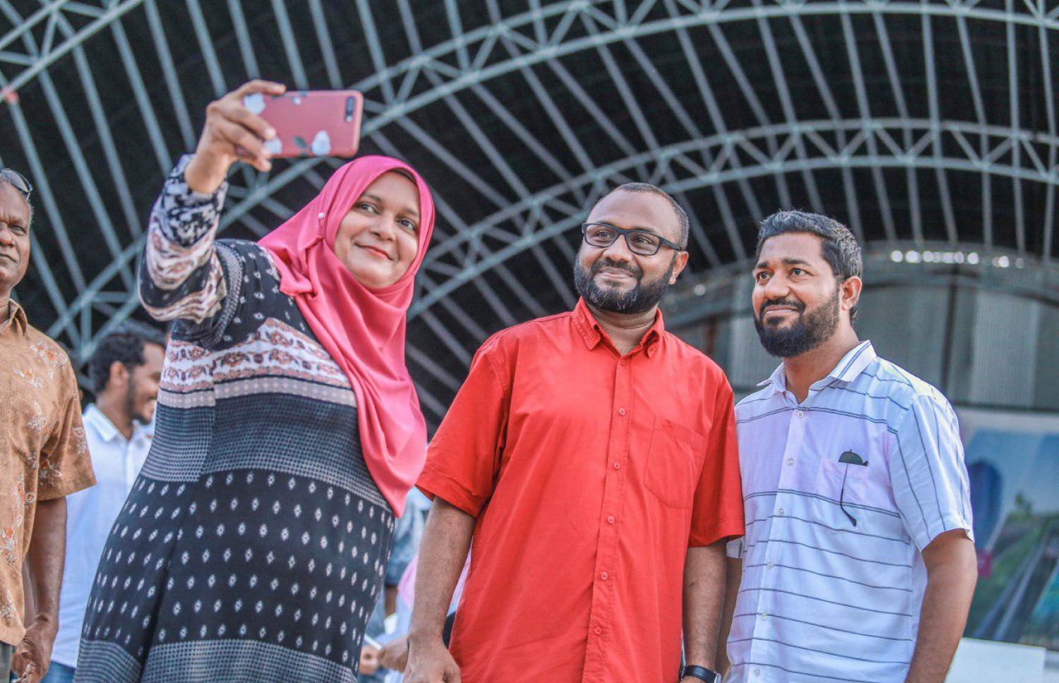 ލ. އަތޮޅު: އޮގަސްޓް 28، 2018- ޕީޕީއެމްގެ ރިޔާސީ ކެންޑިޑޭޓް ރައީސް ޔާމީންގެ ރަނިންމޭޓް ޑރ. ޝަހީމް ލ. އަތޮޅުގައި ކުރިއަށް ގެންދަވާ ކެމްޕެއިން ދަތުރުގައި، އެ އަތޮޅު ފޮނަދޫއިން ރައީސް ޔާމީނަށް އޮތް ތާއީދު ދައްކާލުމަށް ލާމު ލިންކް ރޯޑުގައި ޝަހީމް އިސްވެ ބޭއްވި ސައިކަލުބުރު ނިންމާލުމަށްފަހު، ސައިކަލުބުރުގެ ބައެއް ބައިވެރިންނާ އެކު ޝަހީމް ސެލްފީއަކަށް ހުއްޓިވަޑައިގެން.---ފޮޓޯ: ޝަހީމްގެ ފޭސްބުކް ޕޭޖް