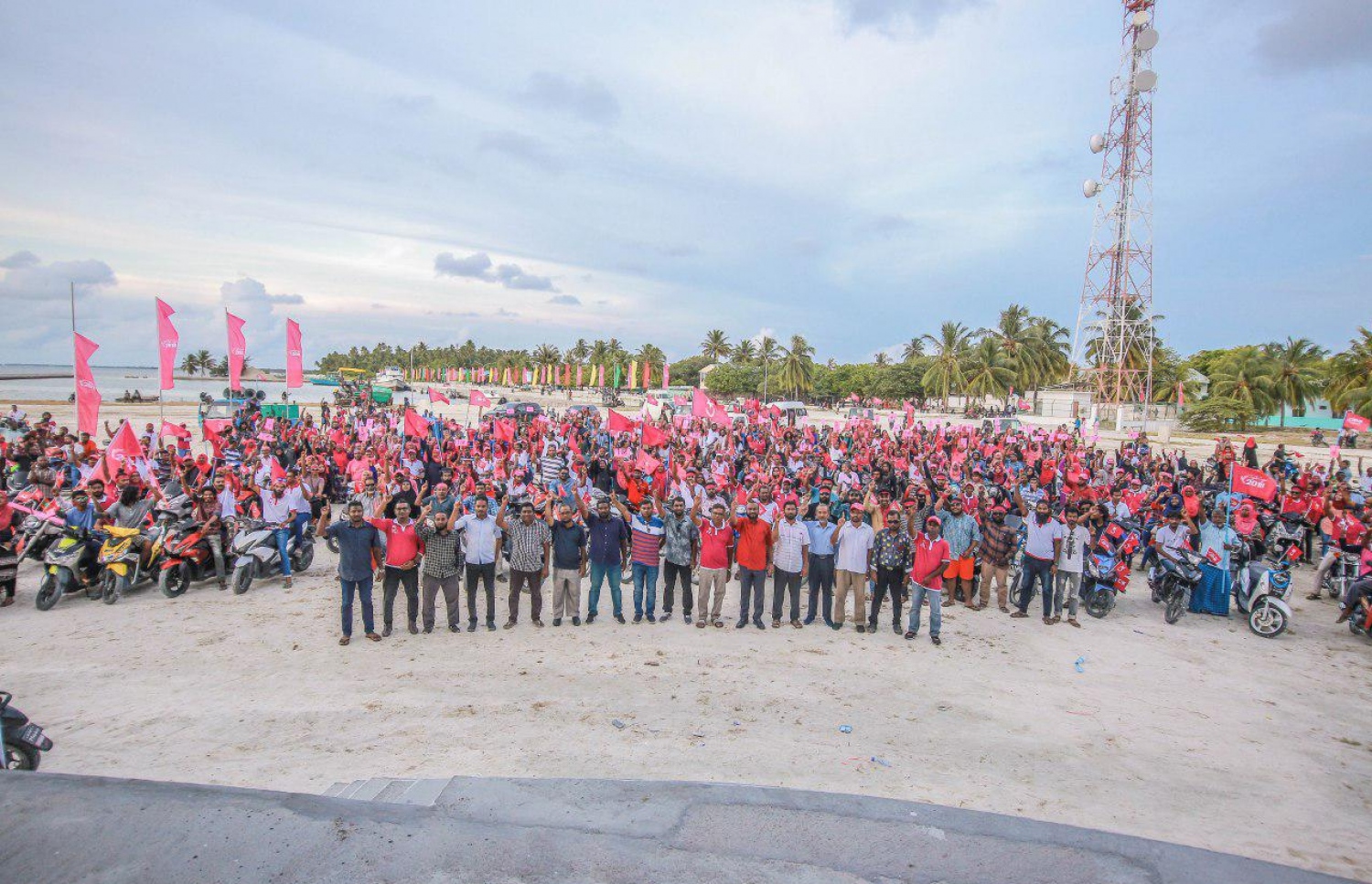 ލ. އަތޮޅު: އޮގަސްޓް 28، 2018- ޕީޕީއެމްގެ ރިޔާސީ ކެންޑިޑޭޓް ރައީސް ޔާމީންގެ ރަނިންމޭޓް ޑރ. ޝަހީމް ލ. އަތޮޅުގައި ކުރިއަށް ގެންދަވާ ކެމްޕެއިން ދަތުރުގައި، އެ އަތޮޅު ފޮނަދޫއިން ރައީސް ޔާމީނަށް އޮތް ތާއީދު ދައްކާލުމަށް ލާމު ލިންކް ރޯޑުގައި ޝަހީމް އިސްވެ ބޭއްވި ސައިކަލުބުރު ނިންމާލުމަށްފަހު، ސައިކަލުބުރުގެ ބައިވެރިންނާ އެކު ޝަހީމް ފޮޓޯއަކަށް ހުއްޓިވަޑައިގެން.---ފޮޓޯ: ޝަހީމްގެ ފޭސްބުކް ޕޭޖް