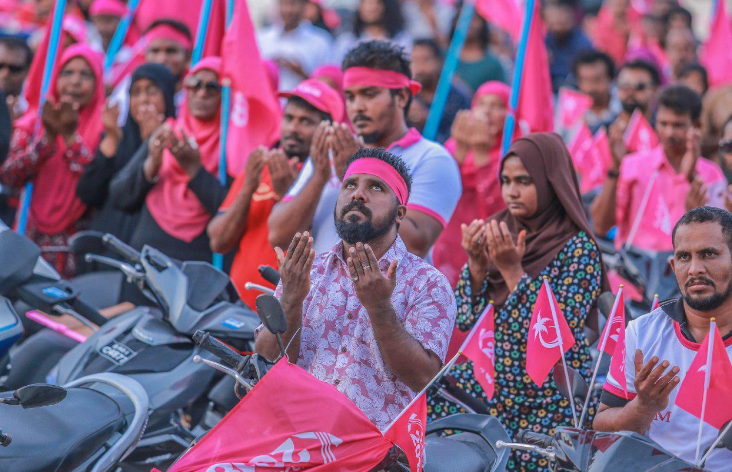 ލ. އަތޮޅު: އޮގަސްޓް 28، 2018- ޕީޕީއެމްގެ ރިޔާސީ ކެންޑިޑޭޓް ރައީސް ޔާމީންގެ ރަނިންމޭޓް ޑރ. ޝަހީމް ލ. އަތޮޅުގައި ކުރިއަށް ގެންދަވާ ކެމްޕެއިން ދަތުރުގައި، އެ އަތޮޅު ފޮނަދޫއިން ރައީސް ޔާމީނަށް އޮތް ތާއީދު ދައްކާލުމަށް ލާމު ލިންކް ރޯޑުގައި ޝަހީމް އިސްވެ ބޭއްވި ސައިކަލުބުރު ނިންމާލުމަށްފަހު ކުރެވުނު ހާއްސަ ދުއާގައި ސައިކަލުބުރުގެ ބައެއް ބައިވެރިން ބައިވެރިވަނީ.---ފޮޓޯ: ޝަހީމްގެ ފޭސްބުކް ޕޭޖް