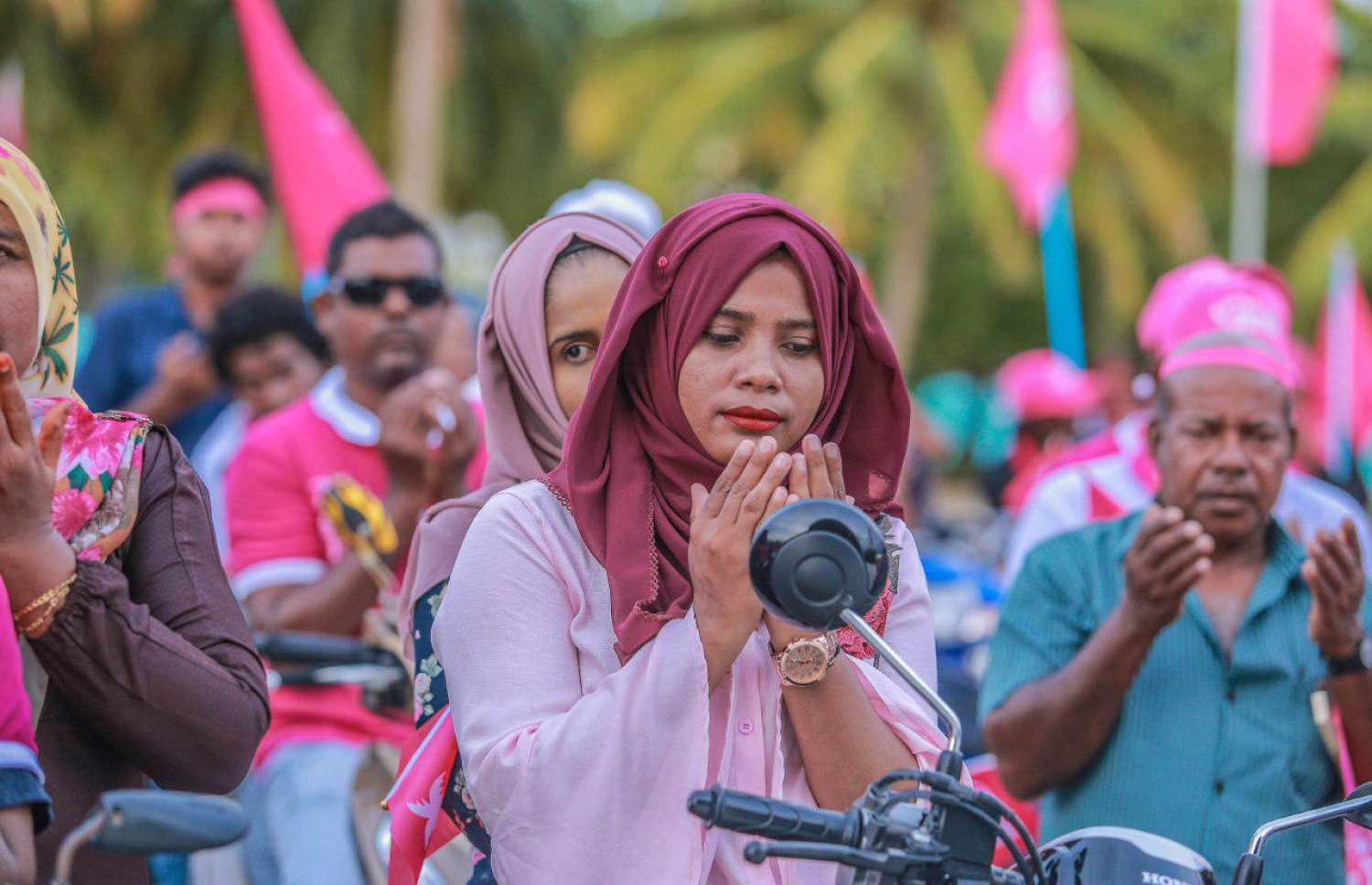 ލ. އަތޮޅު: އޮގަސްޓް 28، 2018- ޕީޕީއެމްގެ ރިޔާސީ ކެންޑިޑޭޓް ރައީސް ޔާމީންގެ ރަނިންމޭޓް ޑރ. ޝަހީމް ލ. އަތޮޅުގައި ކުރިއަށް ގެންދަވާ ކެމްޕެއިން ދަތުރުގައި، އެ އަތޮޅު ފޮނަދޫއިން ރައީސް ޔާމީނަށް އޮތް ތާއީދު ދައްކާލުމަށް ލާމު ލިންކް ރޯޑުގައި ޝަހީމް އިސްވެ ބޭއްވި ސައިކަލުބުރު ނިންމާލުމަށްފަހު ކުރެވުނު ހާއްސަ ދުއާއަށް ސައިކަލުބުރުގެ ބައިވެރިއަކު އަތްނަގައިގެން.---ފޮޓޯ: ޝަހީމްގެ ފޭސްބުކް ޕޭޖް